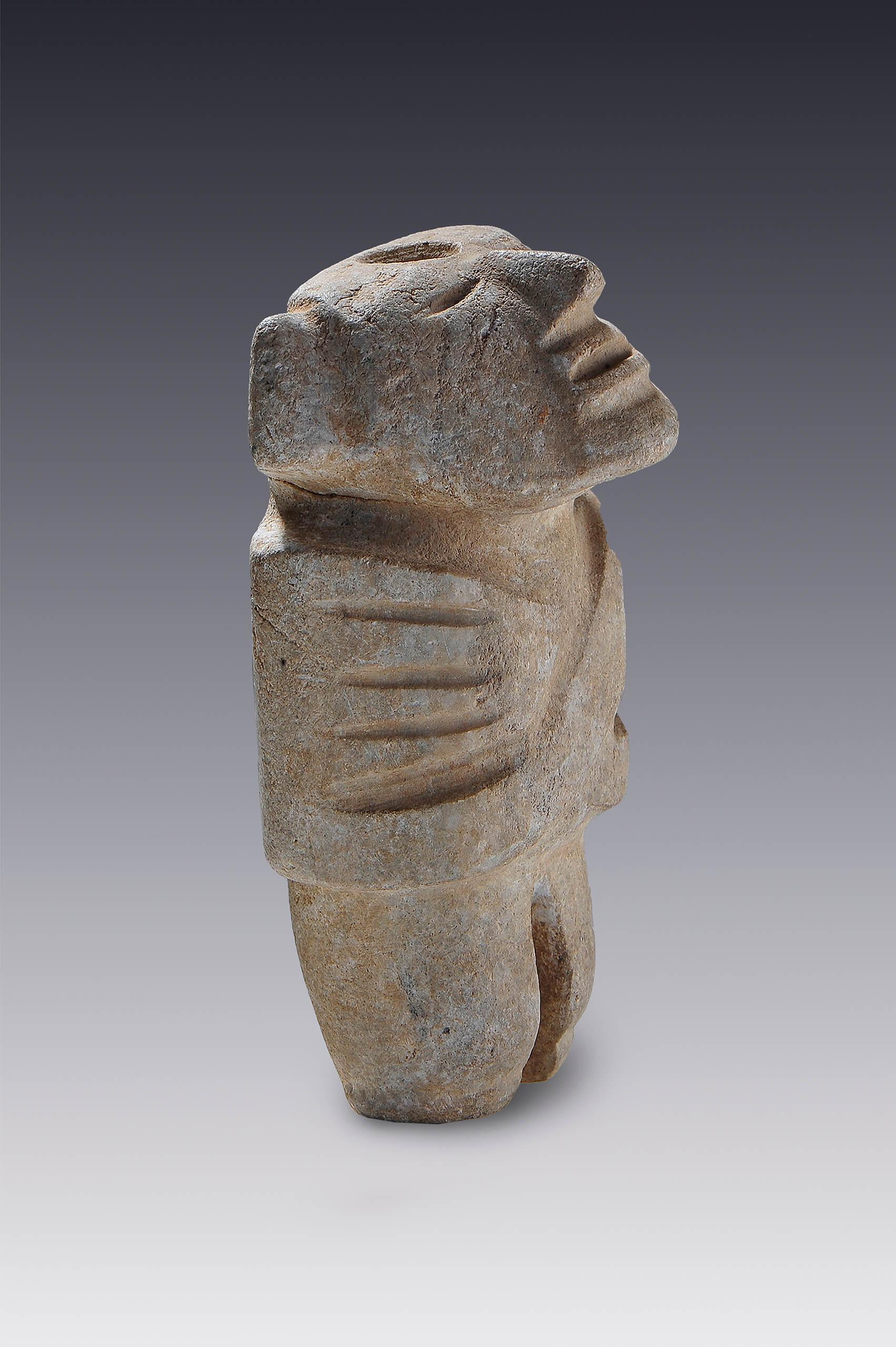 Figurilla de hombre con brazos cruzados | El México antiguo. Salas de Arte Prehispánico | Museo Amparo, Puebla