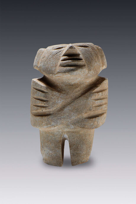 Figurilla de hombre con brazos cruzados