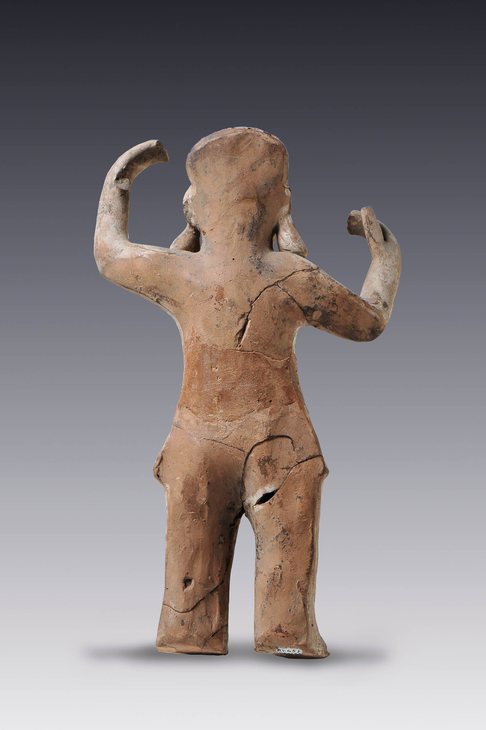 Figura humana de pie con la lengua apretada entre los dientes | El México antiguo. Salas de Arte Prehispánico | Museo Amparo, Puebla