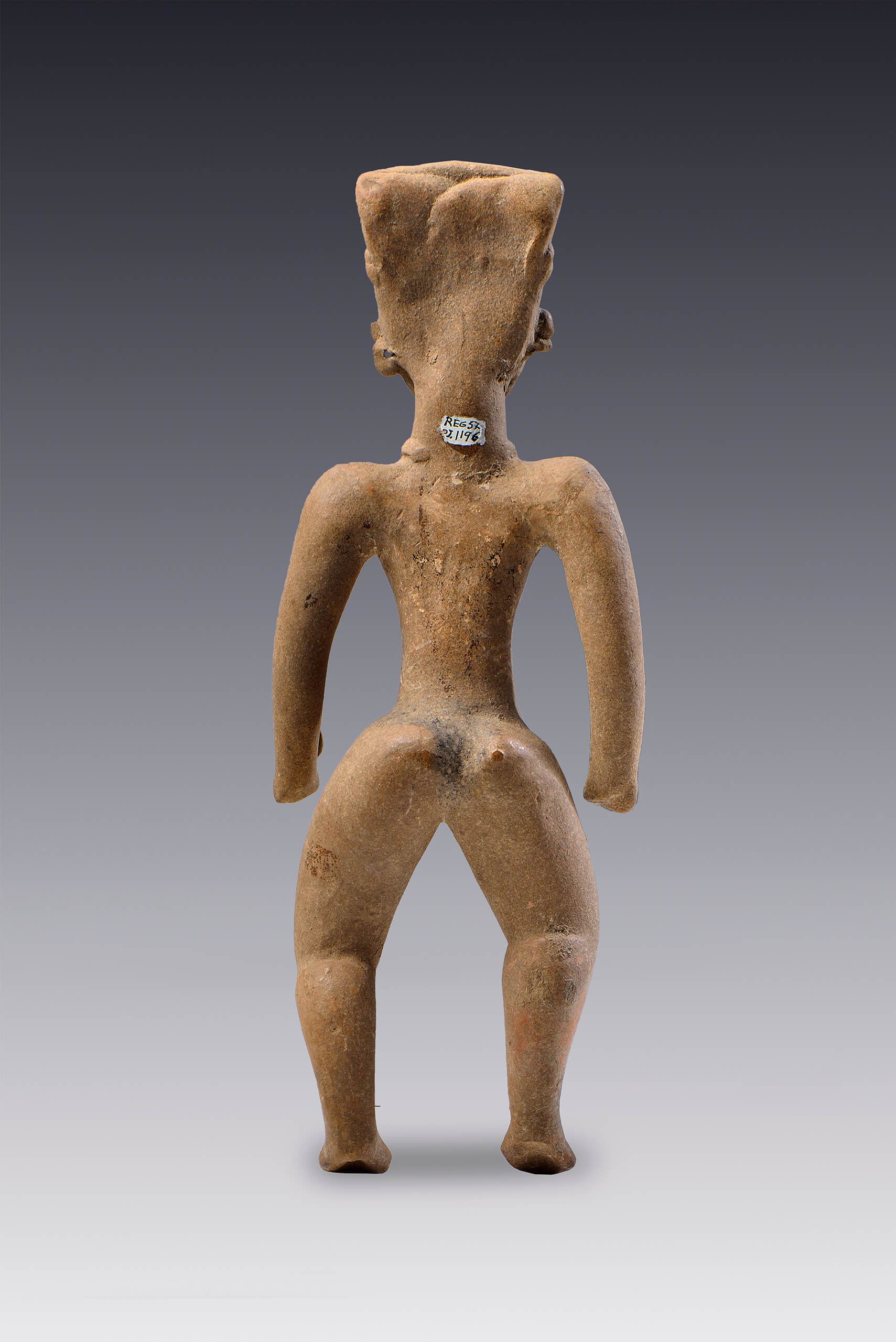 Personaje desnudo con tocado geométrico | El México antiguo. Salas de Arte Prehispánico | Museo Amparo, Puebla