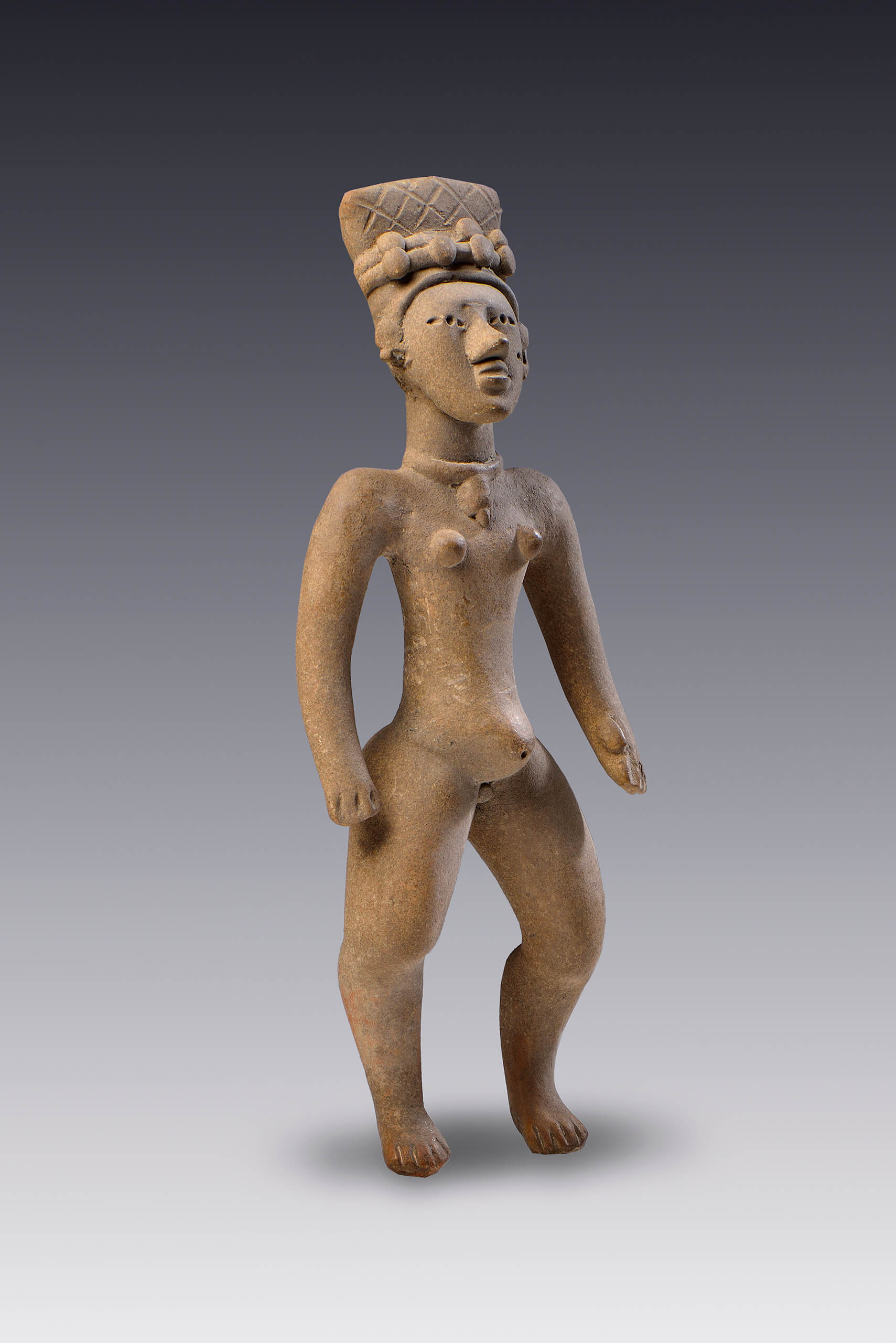 Personaje desnudo con tocado geométrico | El México antiguo. Salas de Arte Prehispánico | Museo Amparo, Puebla