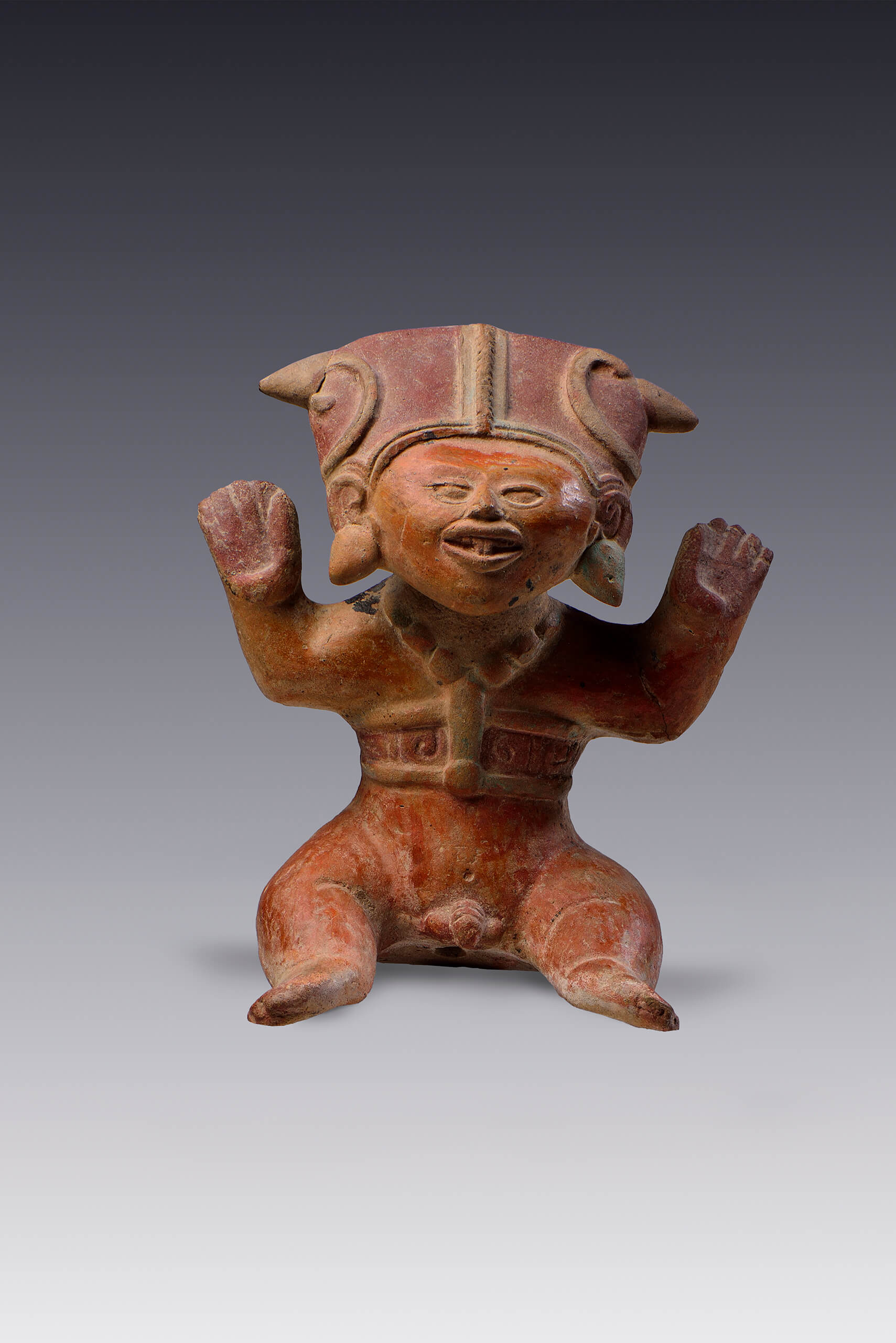 Figurilla sonriente con los brazos en alto | El tiempo en las cosas. Salas de Arte Contemporáneo | Museo Amparo, Puebla