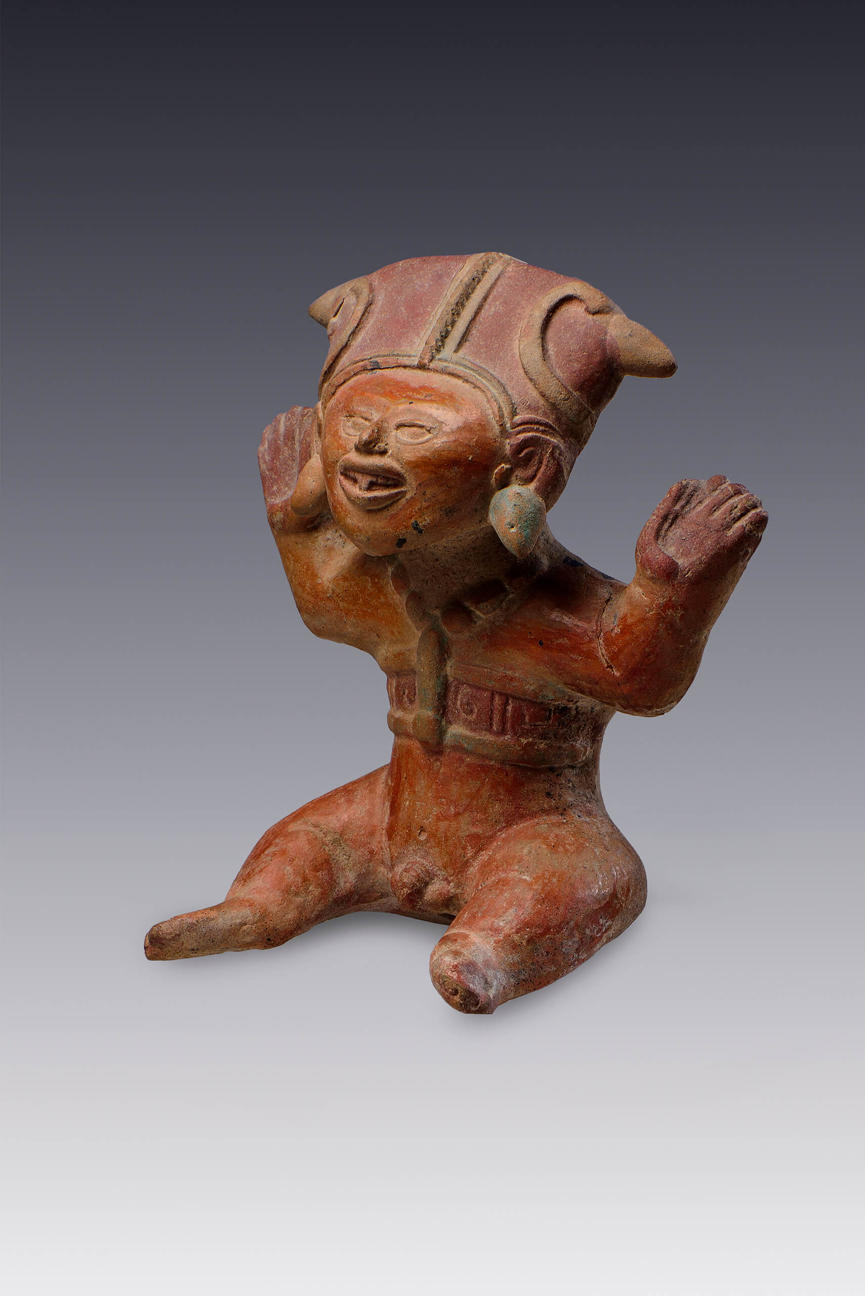 Figurilla sonriente con los brazos en alto | El tiempo en las cosas II. Salas de Arte Contemporáneo | Museo Amparo, Puebla