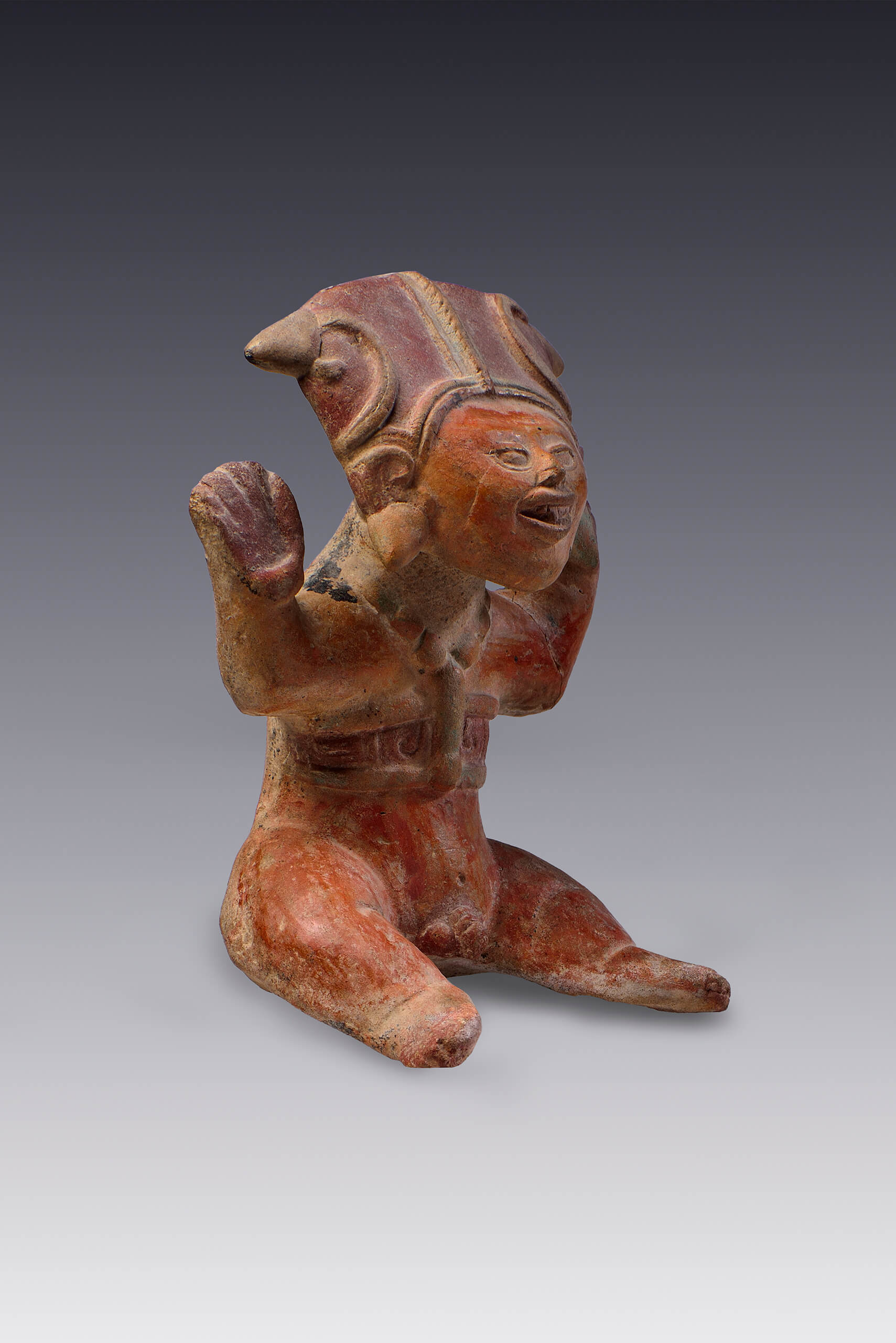 Figurilla sonriente con los brazos en alto | El tiempo en las cosas. Salas de Arte Contemporáneo | Museo Amparo, Puebla