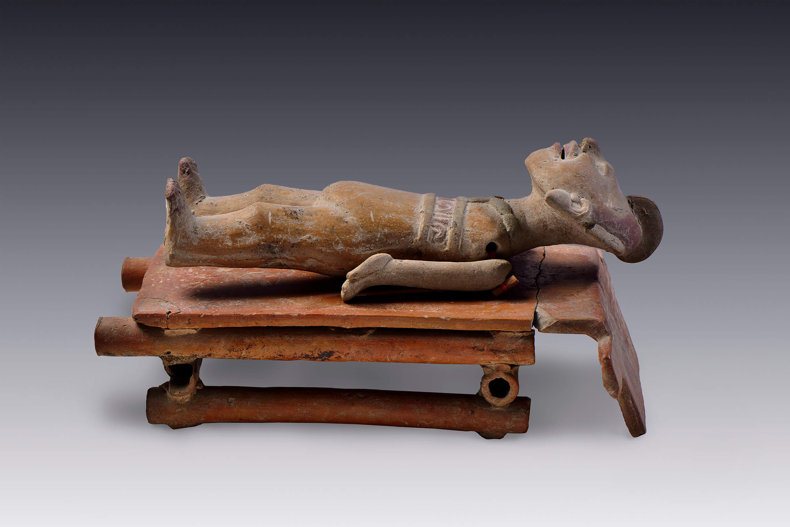 Figurilla sonriente con brazos articulados y camilla | El México antiguo. Salas de Arte Prehispánico | Museo Amparo, Puebla
