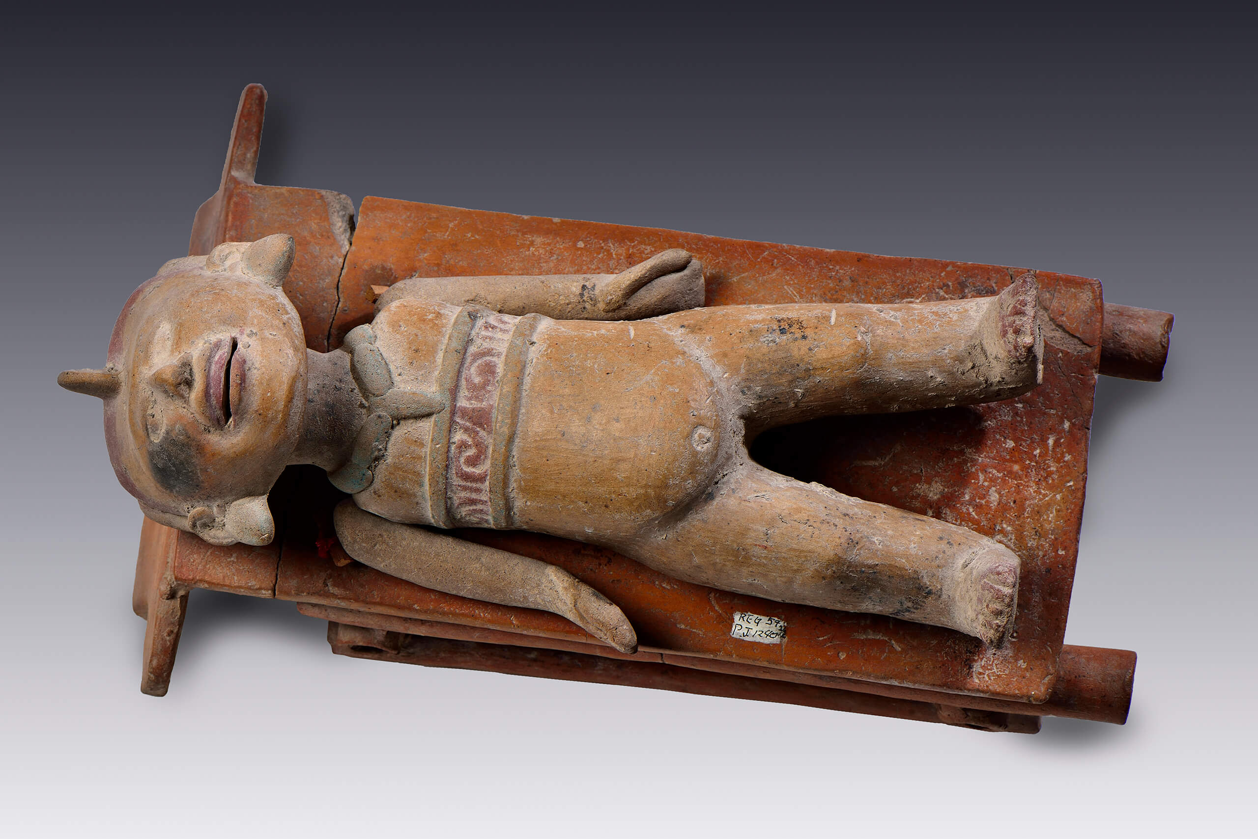 Figurilla sonriente con brazos articulados y camilla | El México antiguo. Salas de Arte Prehispánico | Museo Amparo, Puebla