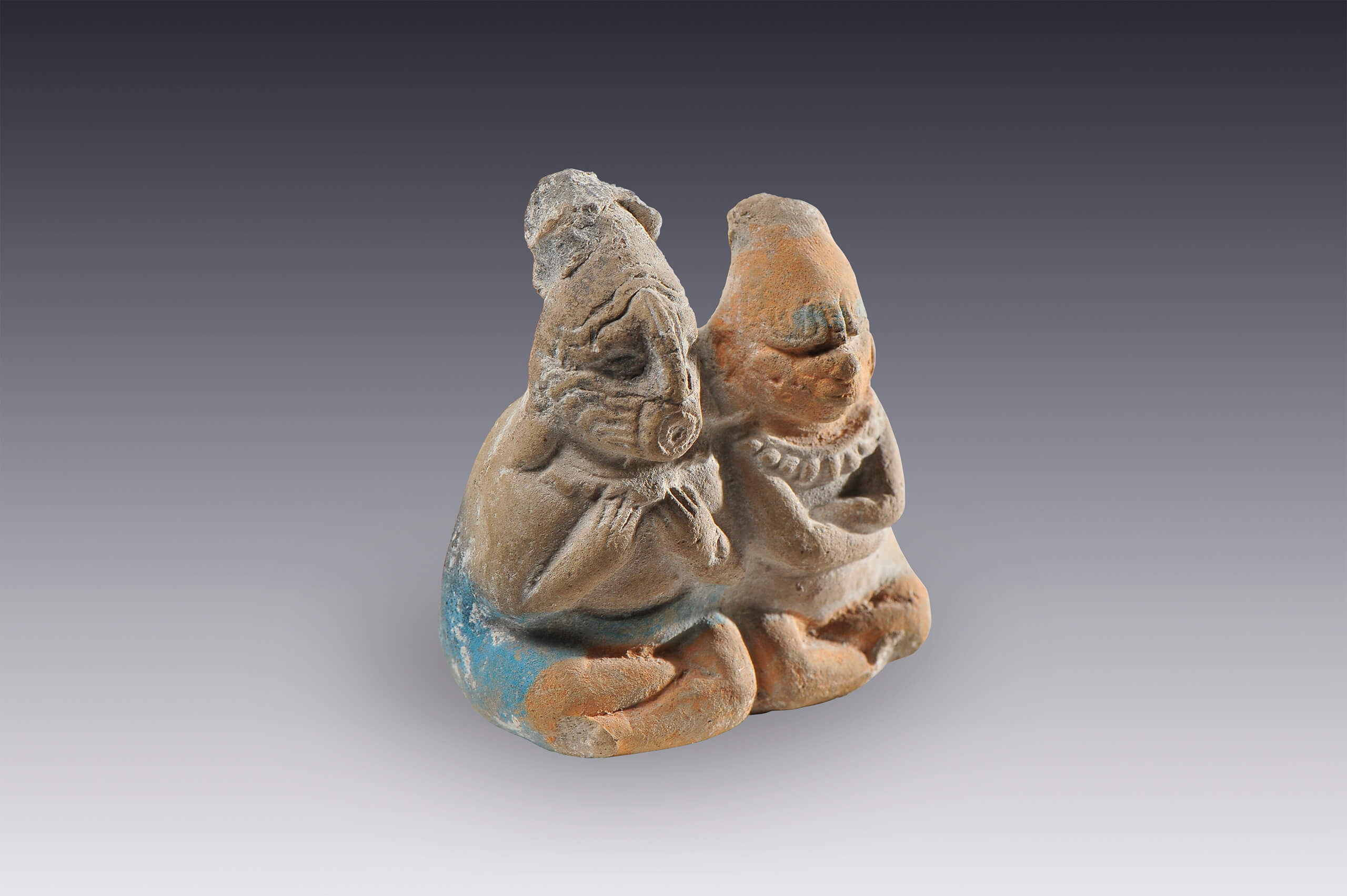 Dos personajes sentados con las piernas cruzadas | El México antiguo. Salas de Arte Prehispánico | Museo Amparo, Puebla