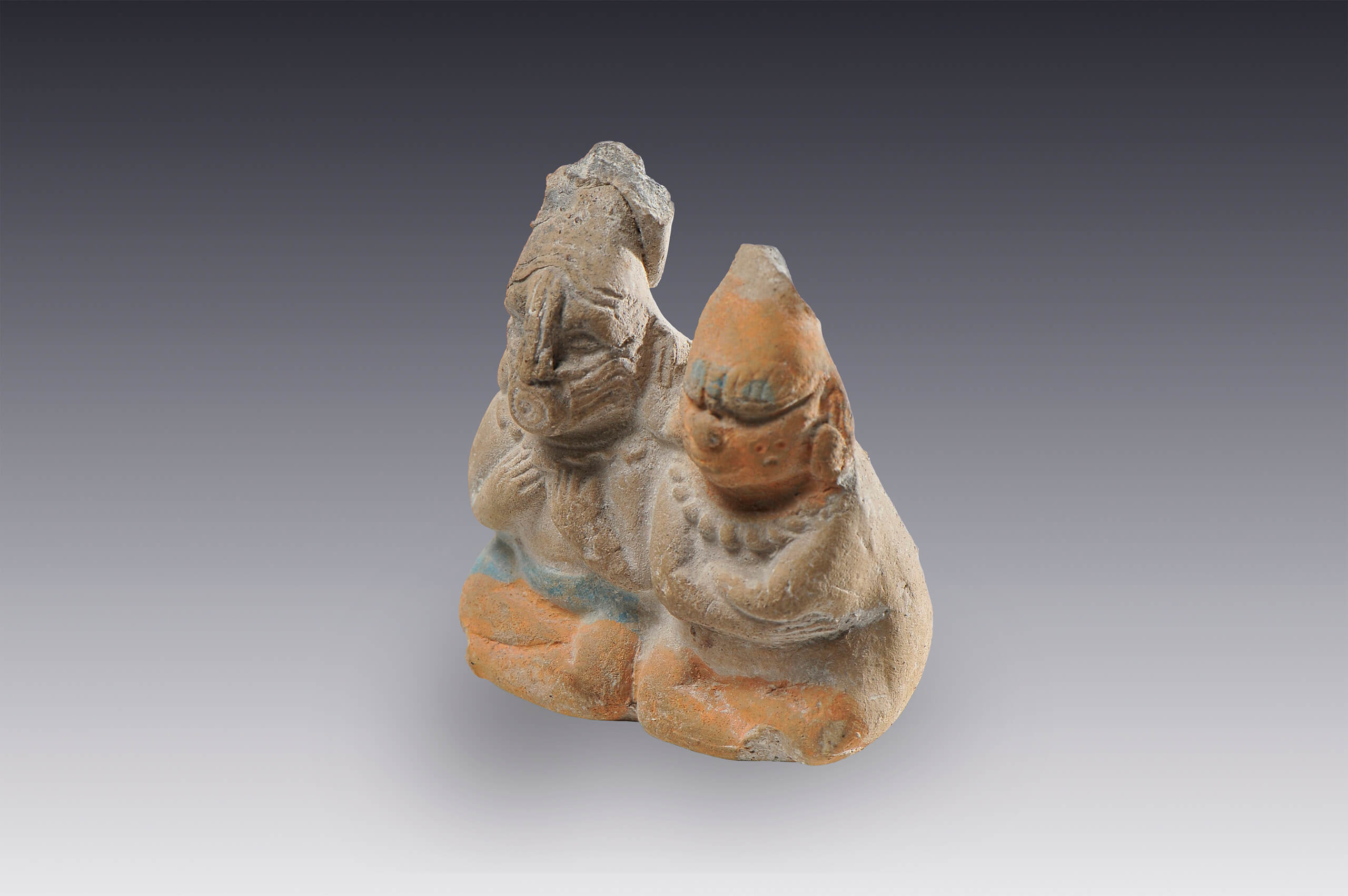 Dos personajes sentados con las piernas cruzadas | El México antiguo. Salas de Arte Prehispánico | Museo Amparo, Puebla