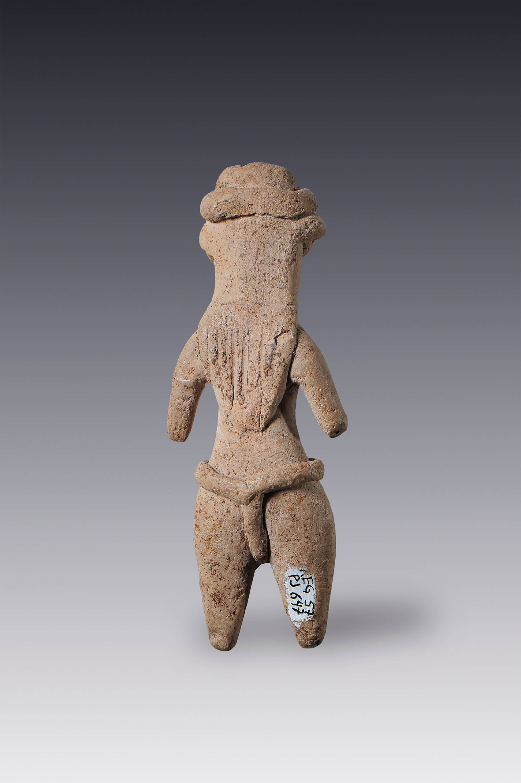 Personaje masculino desnudo, con pelo largo y casco | El México antiguo. Salas de Arte Prehispánico | Museo Amparo, Puebla