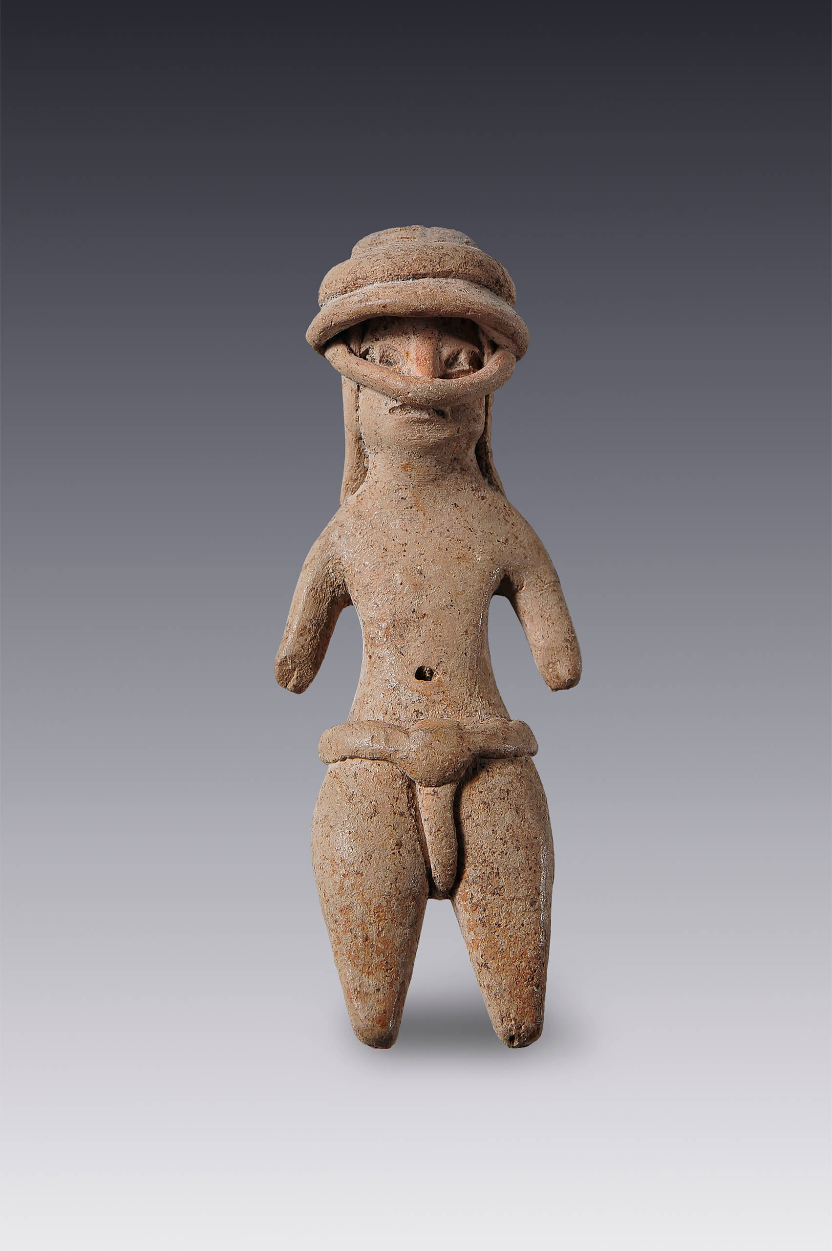Personaje masculino desnudo, con pelo largo y casco | El México antiguo. Salas de Arte Prehispánico | Museo Amparo, Puebla