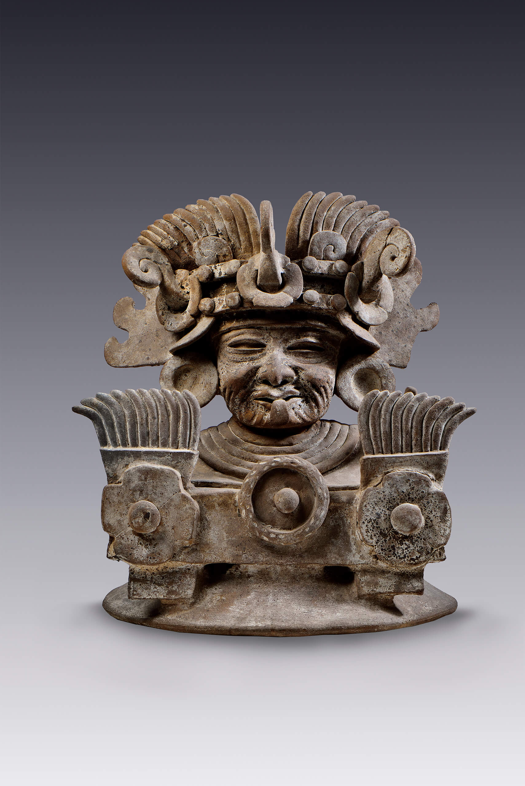 Tapa de brasero con representación del dios viejo | El tiempo en las cosas. Salas de Arte Contemporáneo | Museo Amparo, Puebla