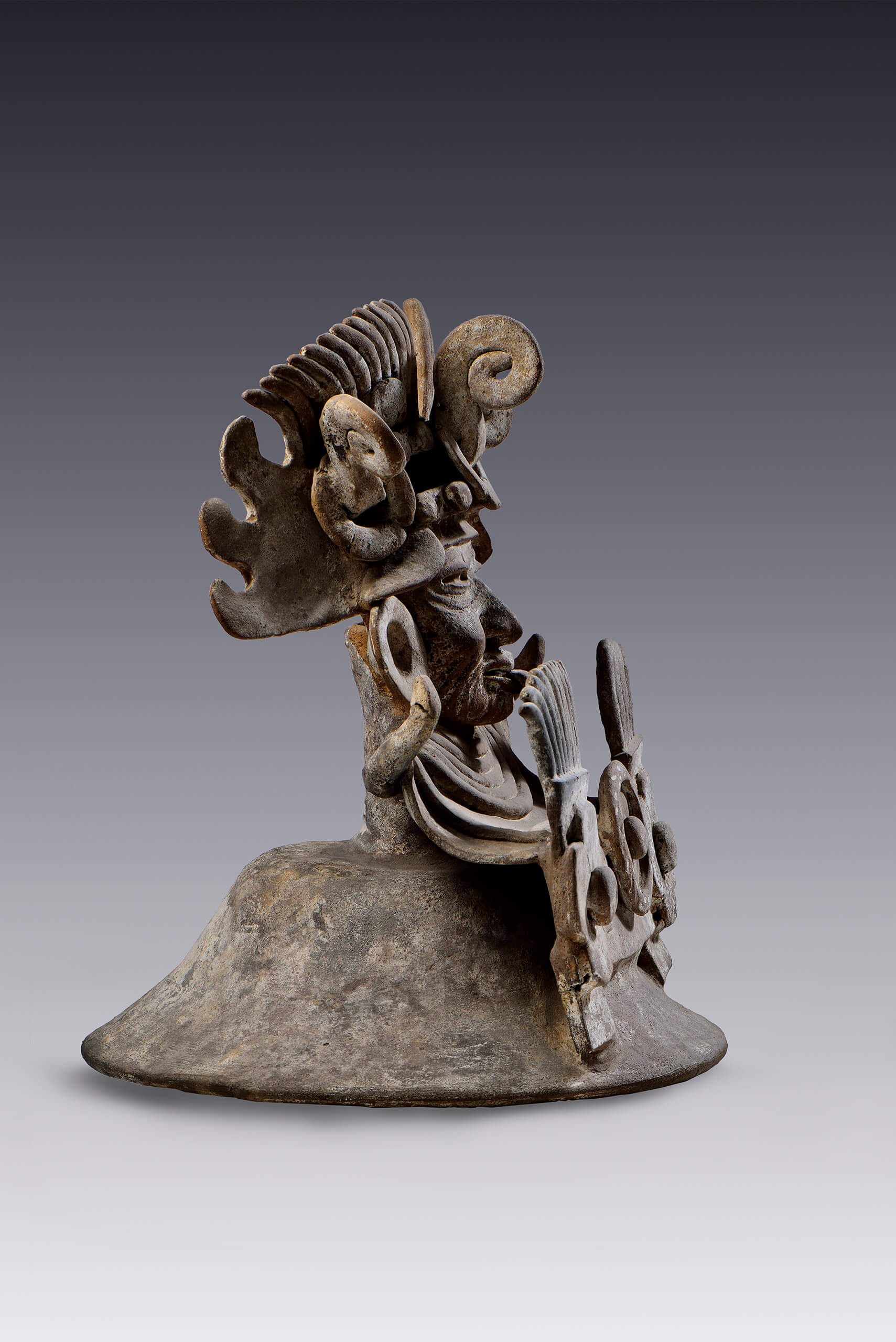 Tapa de brasero con representación del dios viejo | El tiempo en las cosas II. Salas de Arte Contemporáneo | Museo Amparo, Puebla