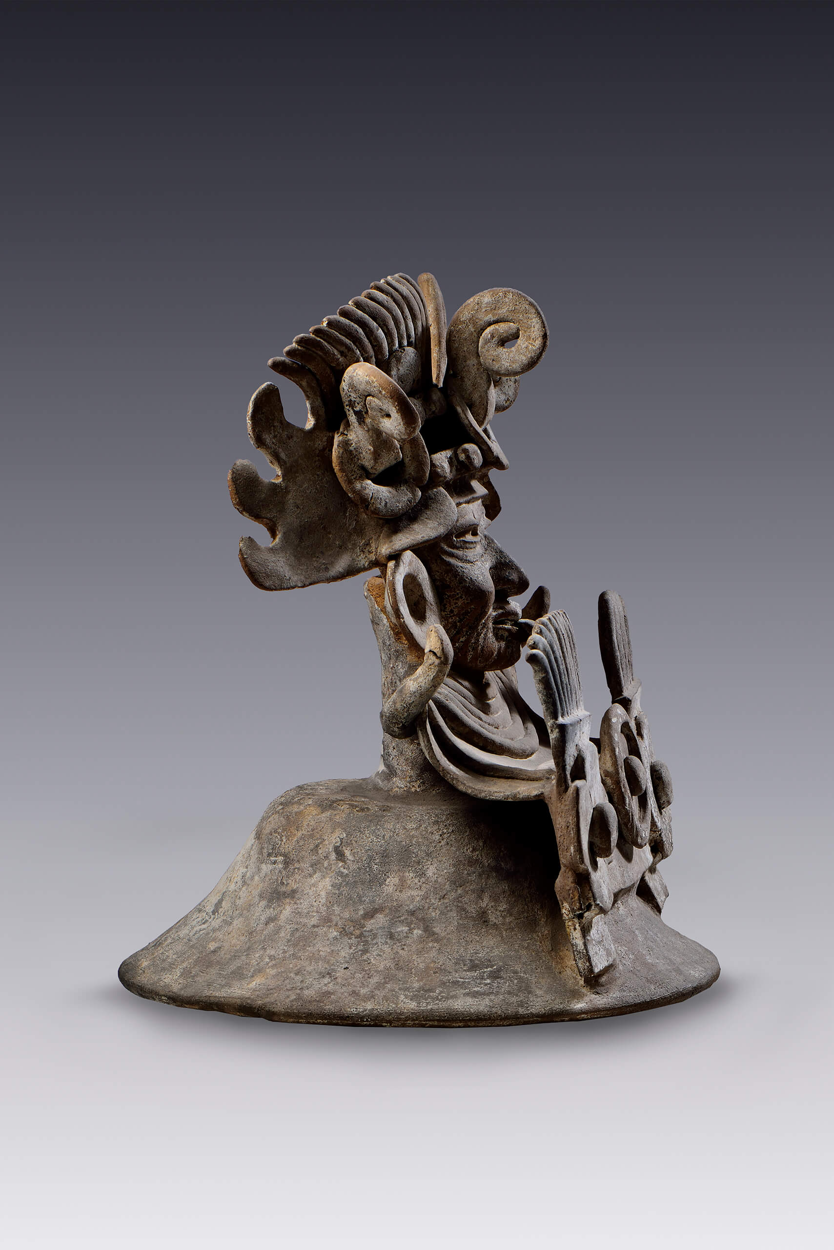Tapa de brasero con representación del dios viejo | El tiempo en las cosas II. Salas de Arte Contemporáneo | Museo Amparo, Puebla