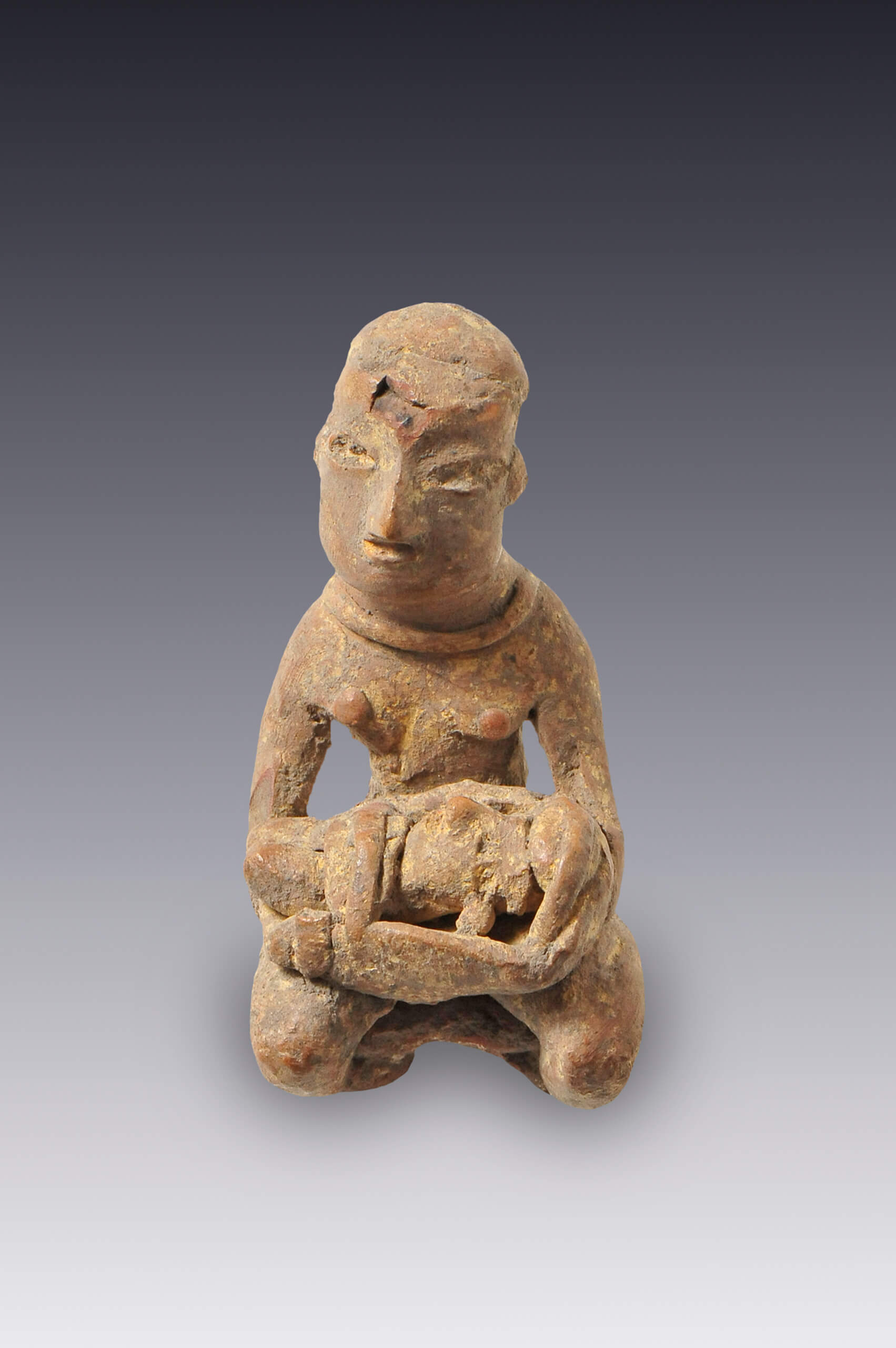 Mujer arrodillada cargando a su niño | El México antiguo. Salas de Arte Prehispánico | Museo Amparo, Puebla