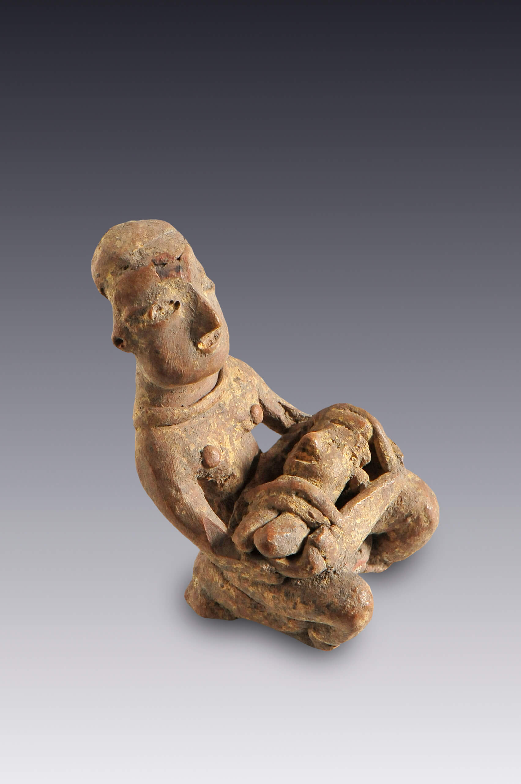 Mujer arrodillada cargando a su niño | El México antiguo. Salas de Arte Prehispánico | Museo Amparo, Puebla