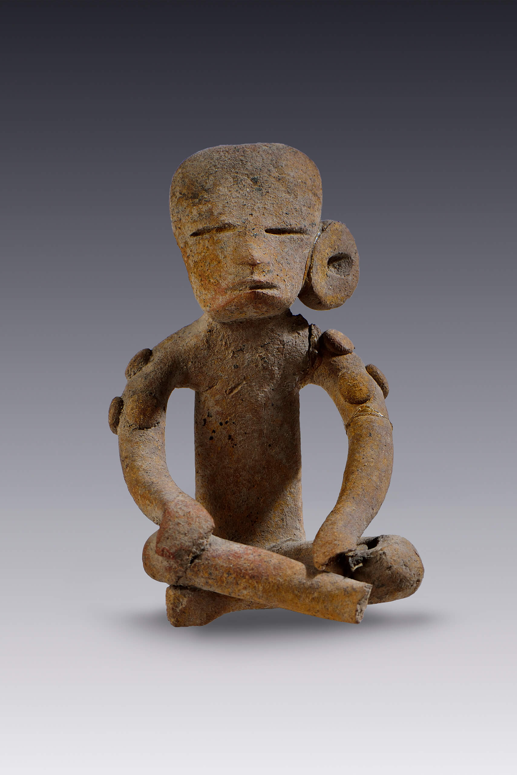 Personaje sentado con escarificación en los hombros | El México antiguo. Salas de Arte Prehispánico | Museo Amparo, Puebla
