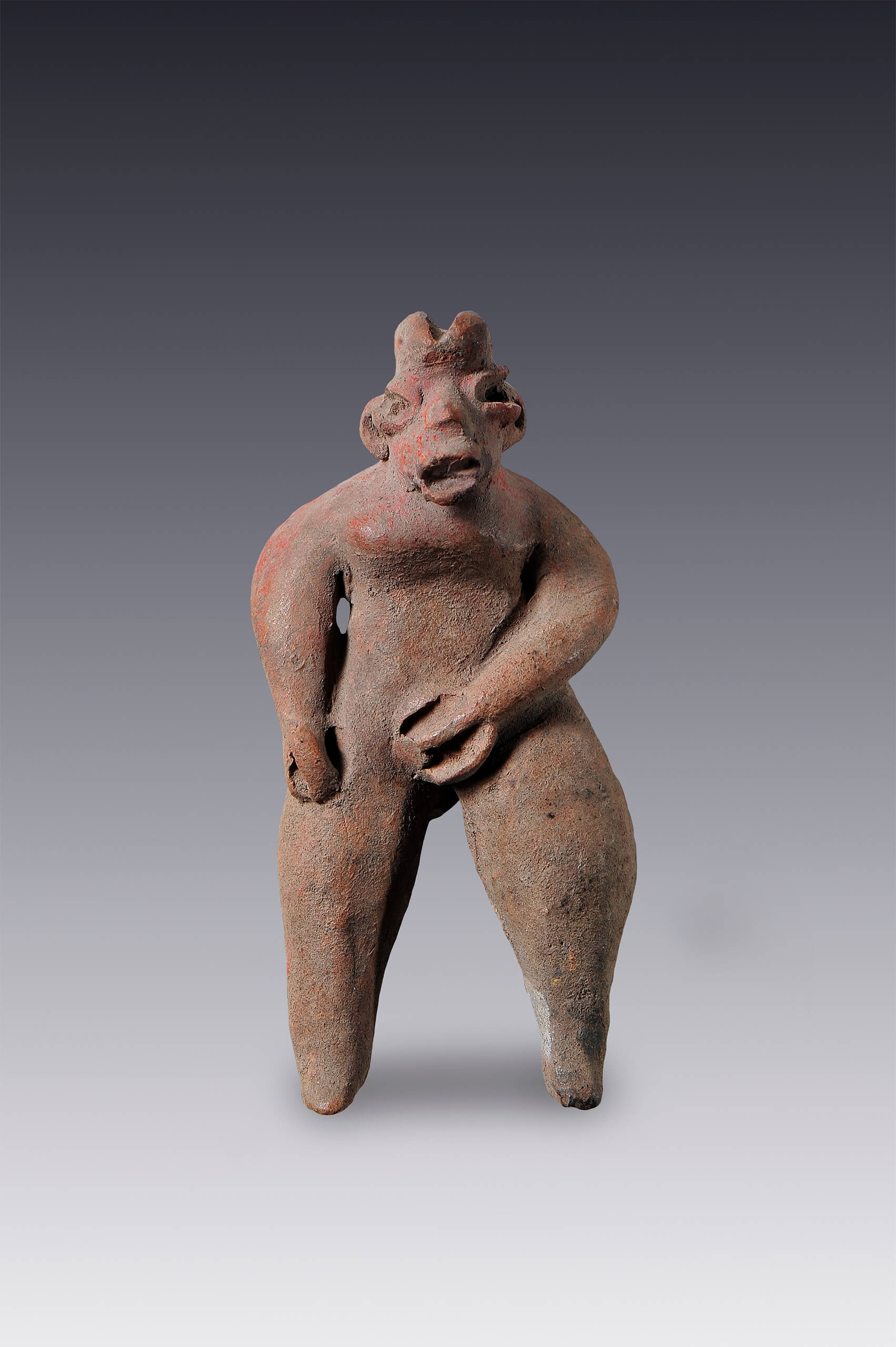 Figura de manufactura burda de un personaje femenino de pie | El México antiguo. Salas de Arte Prehispánico | Museo Amparo, Puebla