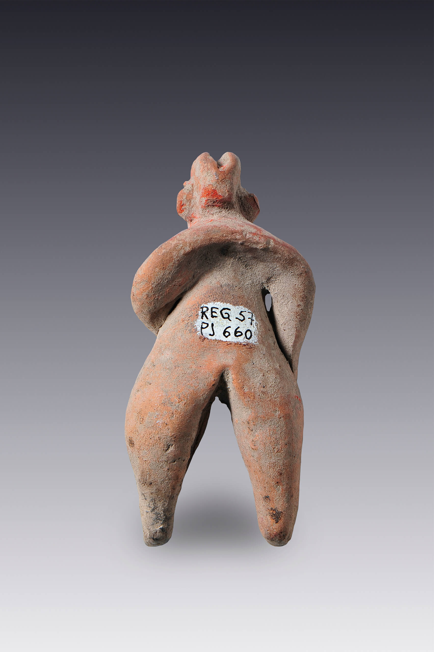 Figura de manufactura burda de un personaje femenino de pie | El México antiguo. Salas de Arte Prehispánico | Museo Amparo, Puebla