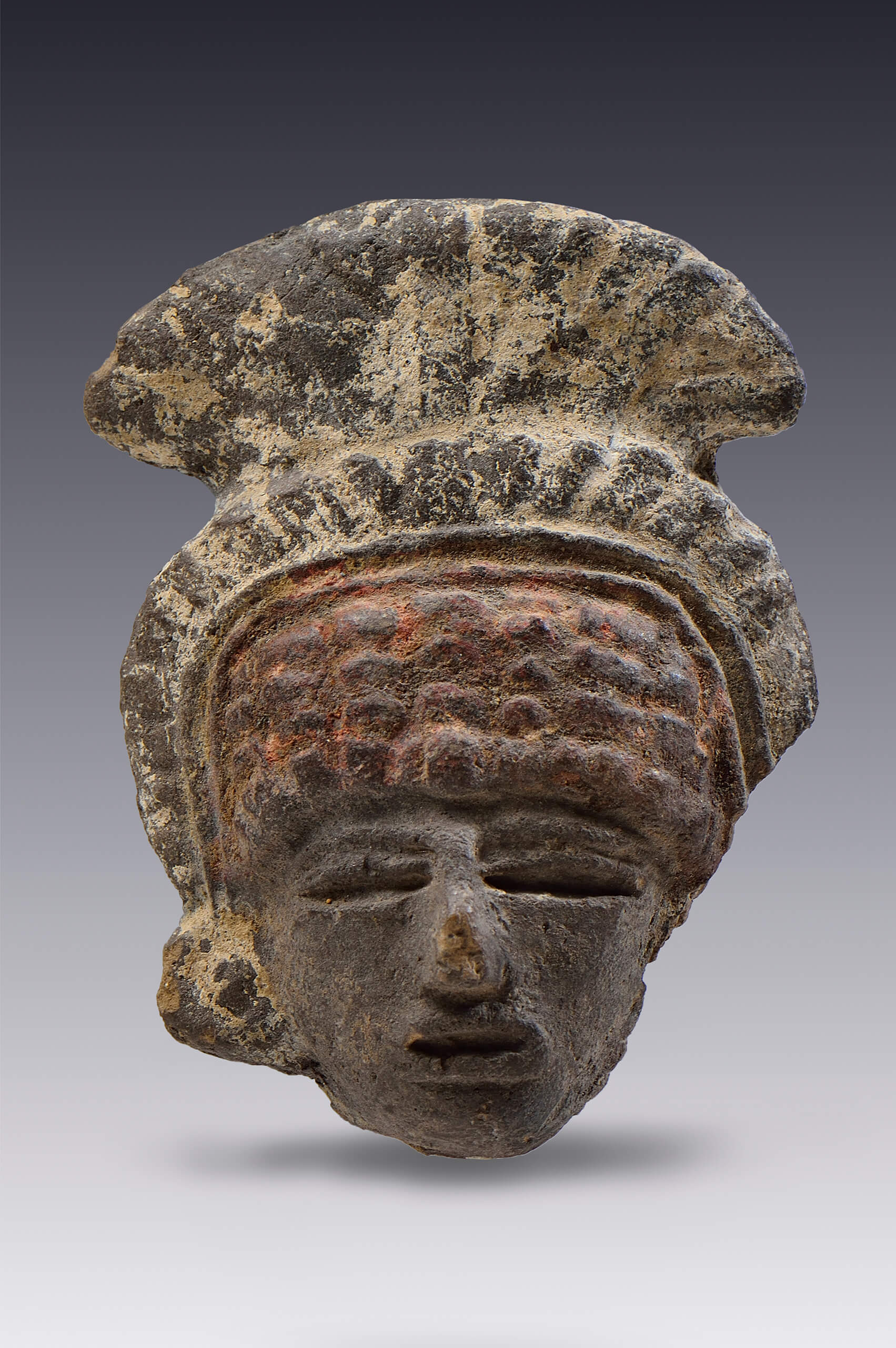 Personaje con tocado de plumas blancas (fragmento) | El México antiguo. Salas de Arte Prehispánico | Museo Amparo, Puebla