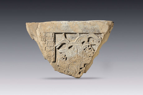 Panel con texto jeroglífico y representación de un noble ricamente ataviado