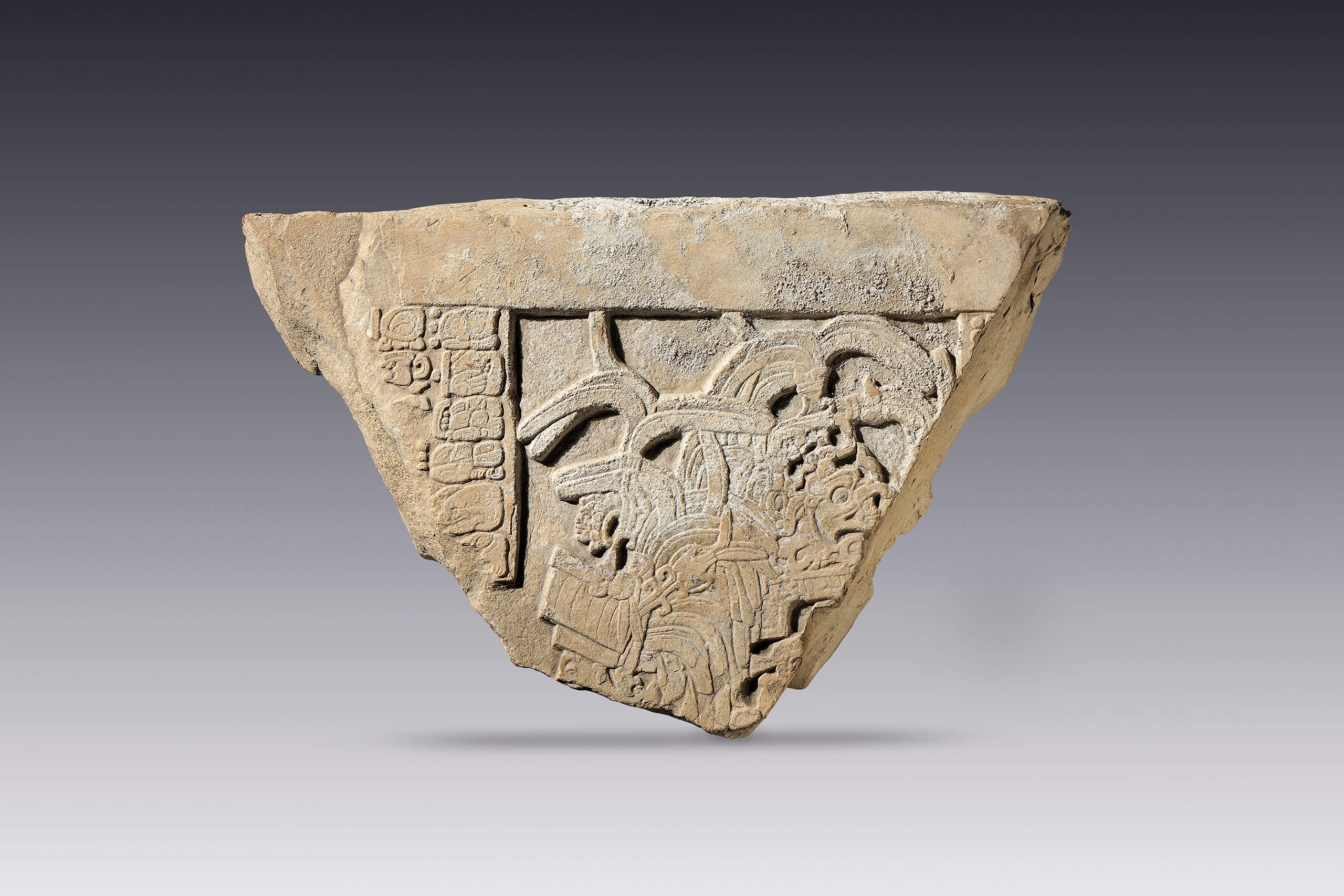 Panel con texto jeroglífico y representación de un noble ricamente ataviado | El México antiguo. Salas de Arte Prehispánico | Museo Amparo, Puebla