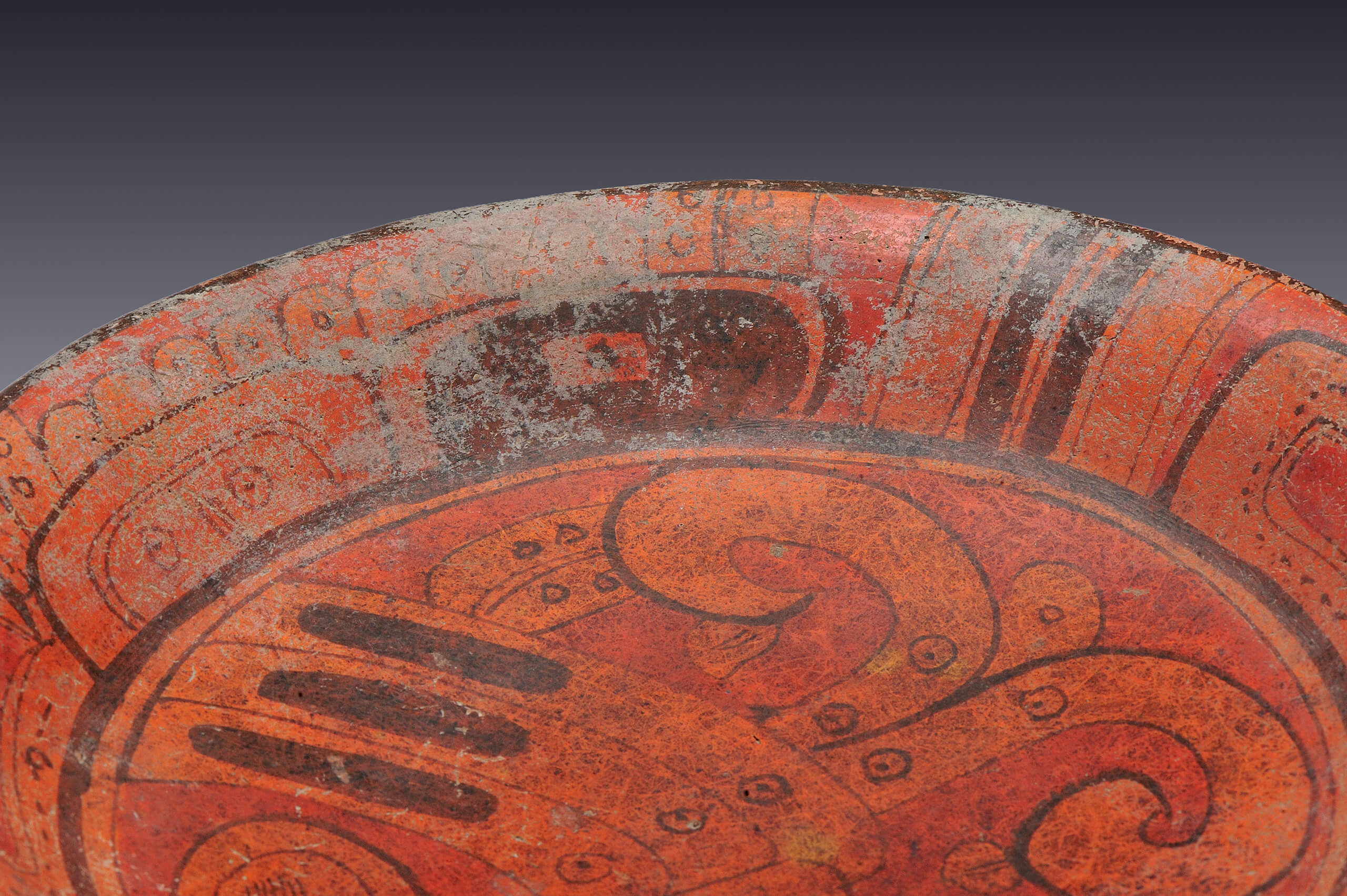 Plato trípode bícromo y decorado con un ave | El México antiguo. Salas de Arte Prehispánico | Museo Amparo, Puebla