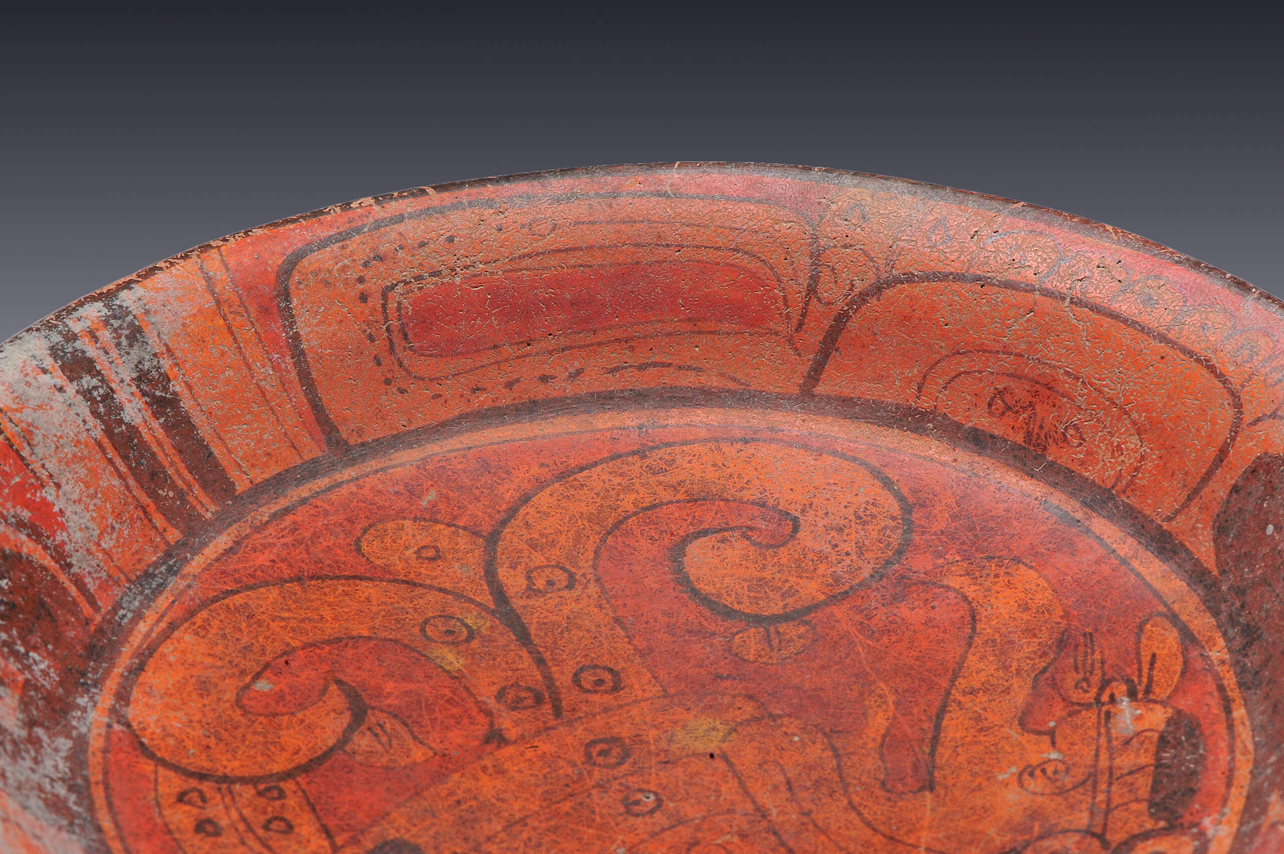 Plato trípode bícromo y decorado con un ave | El México antiguo. Salas de Arte Prehispánico | Museo Amparo, Puebla
