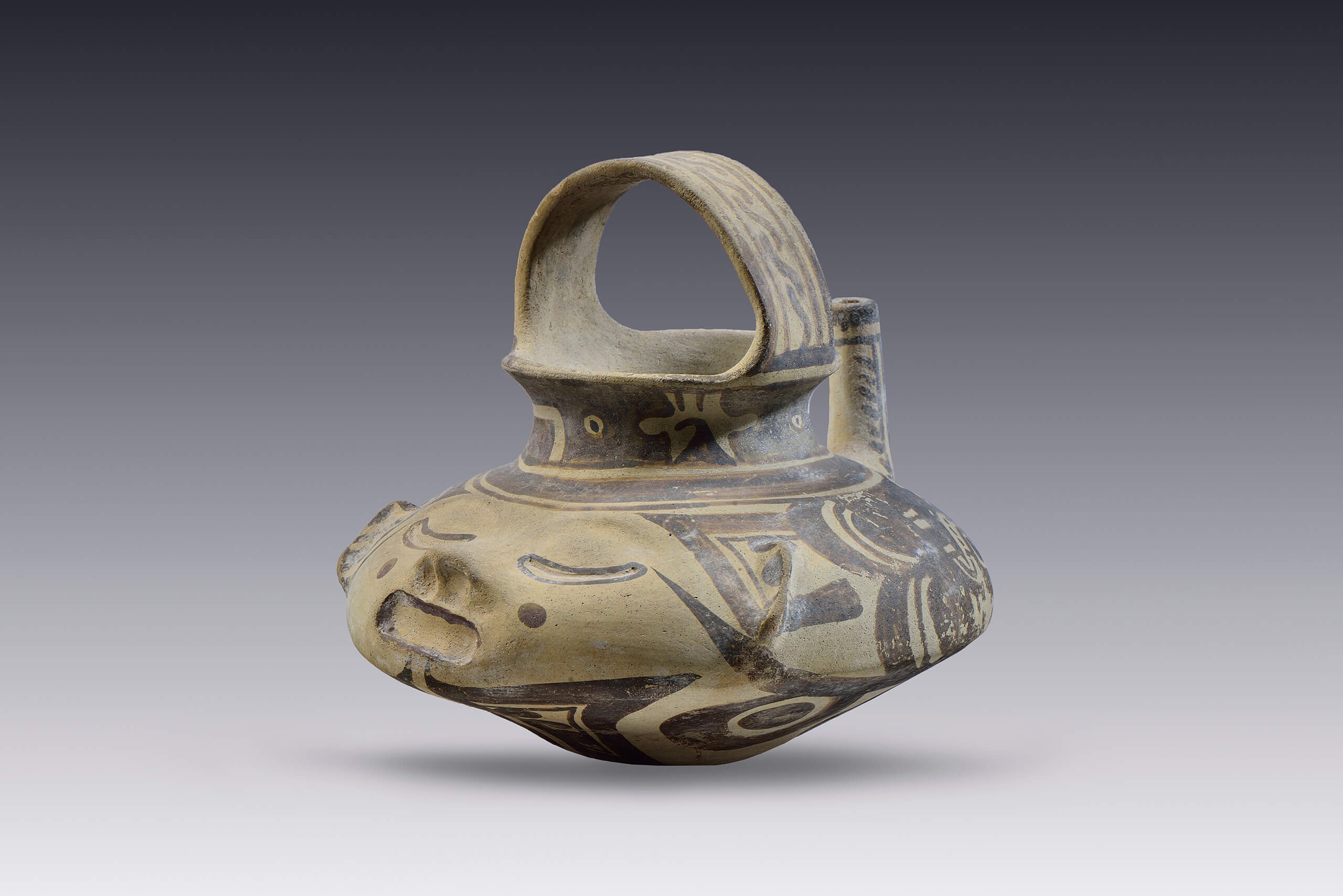 Olla globular con asa, vertedera y un rostro humano con ojos cerrados | El México antiguo. Salas de Arte Prehispánico | Museo Amparo, Puebla