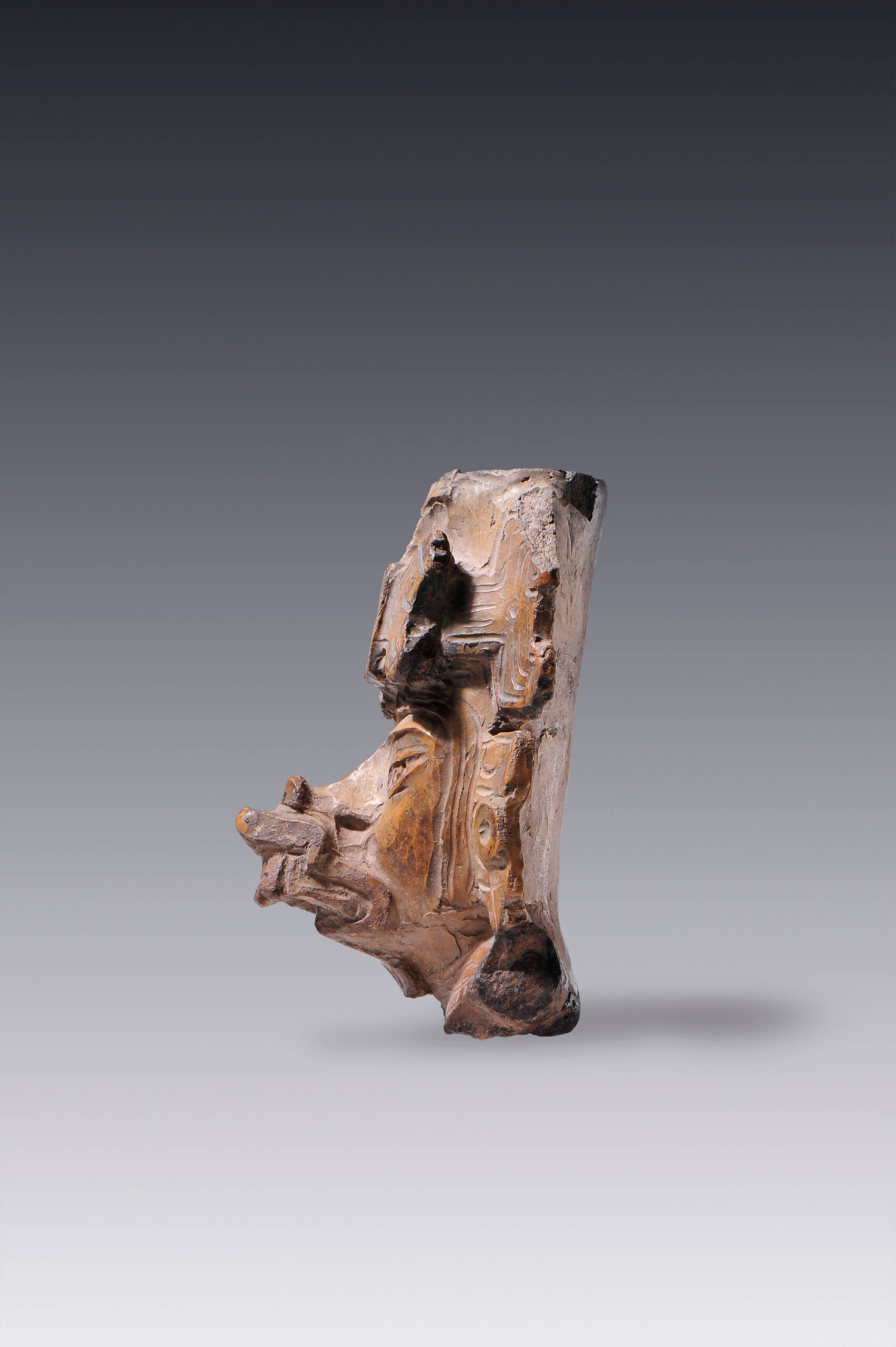 Fragmento de vasija-efigie zapoteca con el glifo C en el tocado | El México antiguo. Salas de Arte Prehispánico | Museo Amparo, Puebla