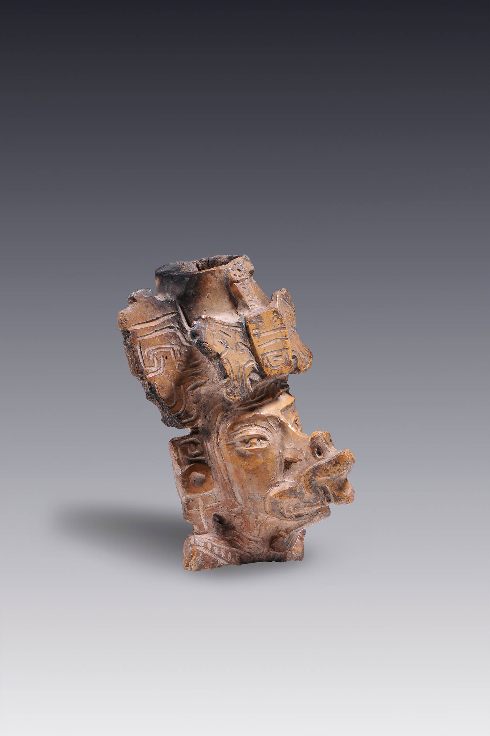 Fragmento de vasija-efigie zapoteca con el glifo C en el tocado | El México antiguo. Salas de Arte Prehispánico | Museo Amparo, Puebla
