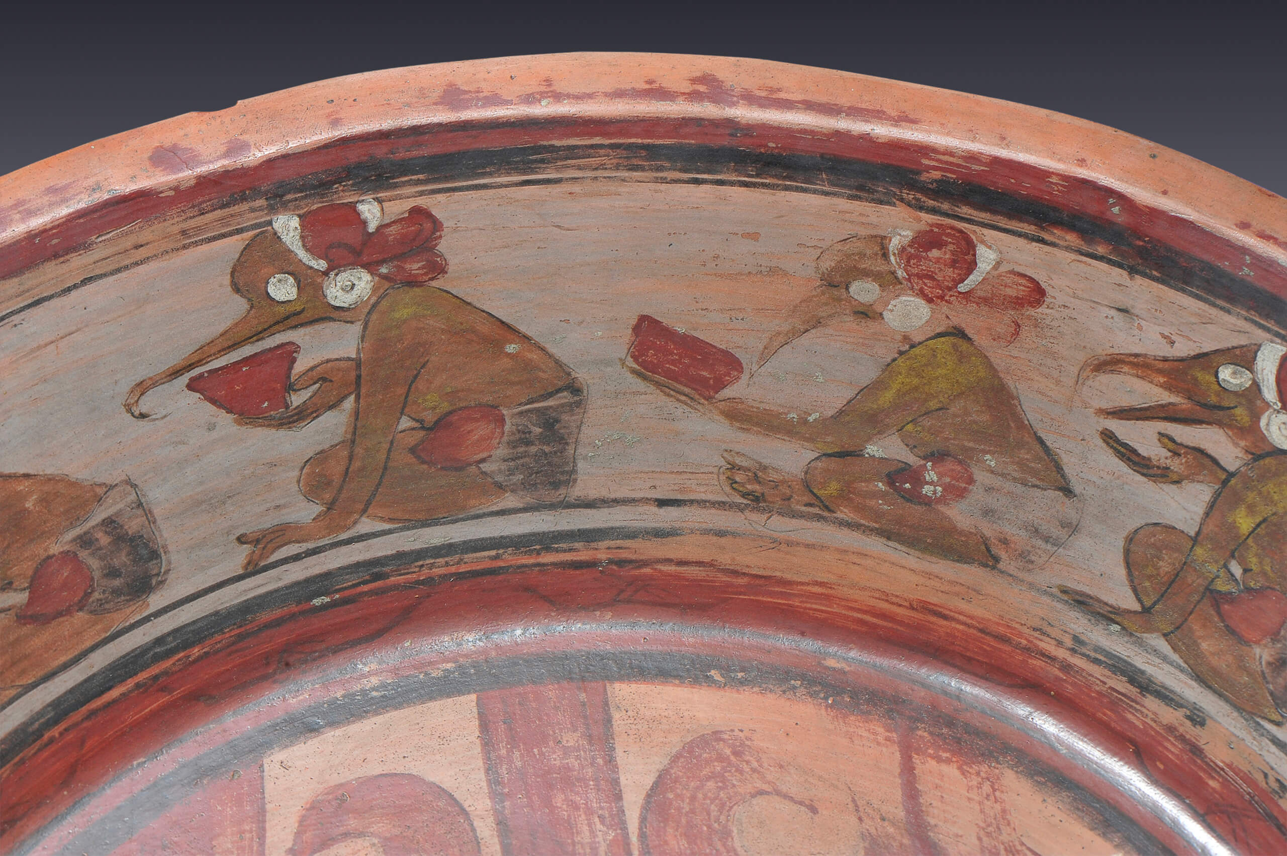 Plato con sacerdote y aves en el borde | El México antiguo. Salas de Arte Prehispánico | Museo Amparo, Puebla