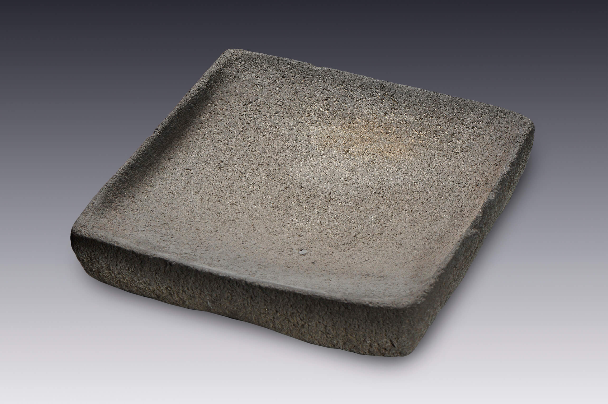 Metate ápodo | El México antiguo. Salas de Arte Prehispánico | Museo Amparo, Puebla