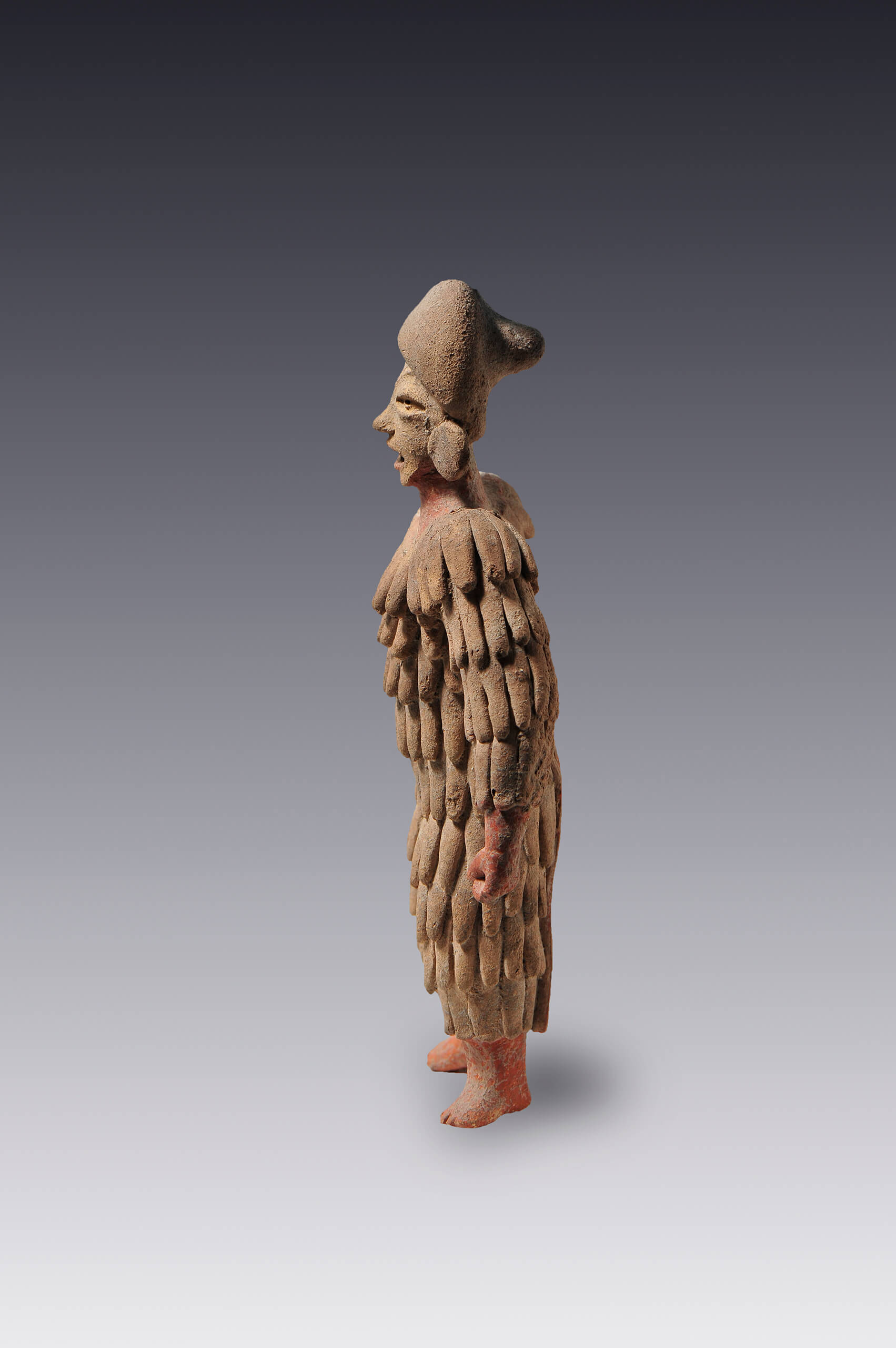 Hombre con atuendo de plumas | El México antiguo. Salas de Arte Prehispánico | Museo Amparo, Puebla