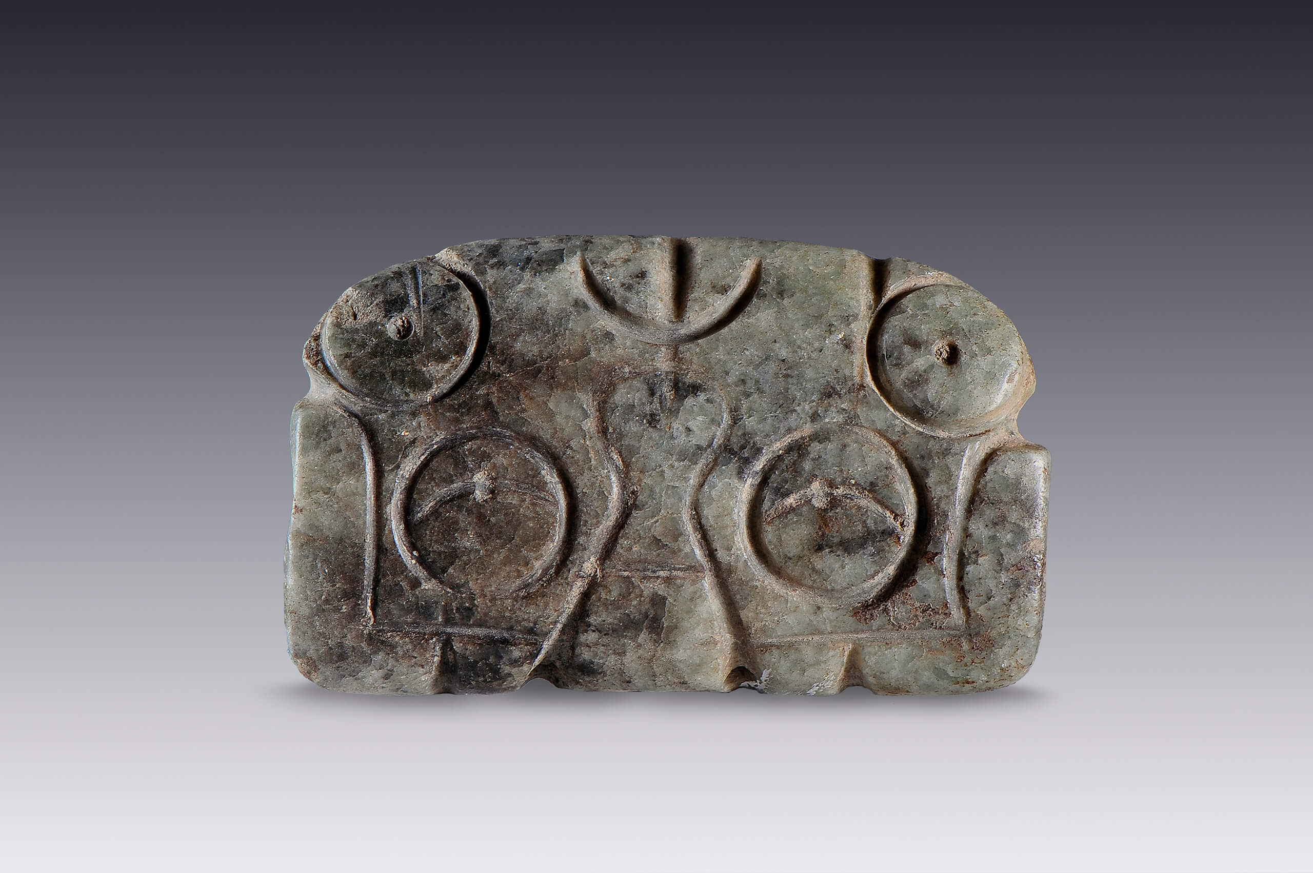 Pendiente de piedra esgrafiada | El México antiguo. Salas de Arte Prehispánico | Museo Amparo, Puebla