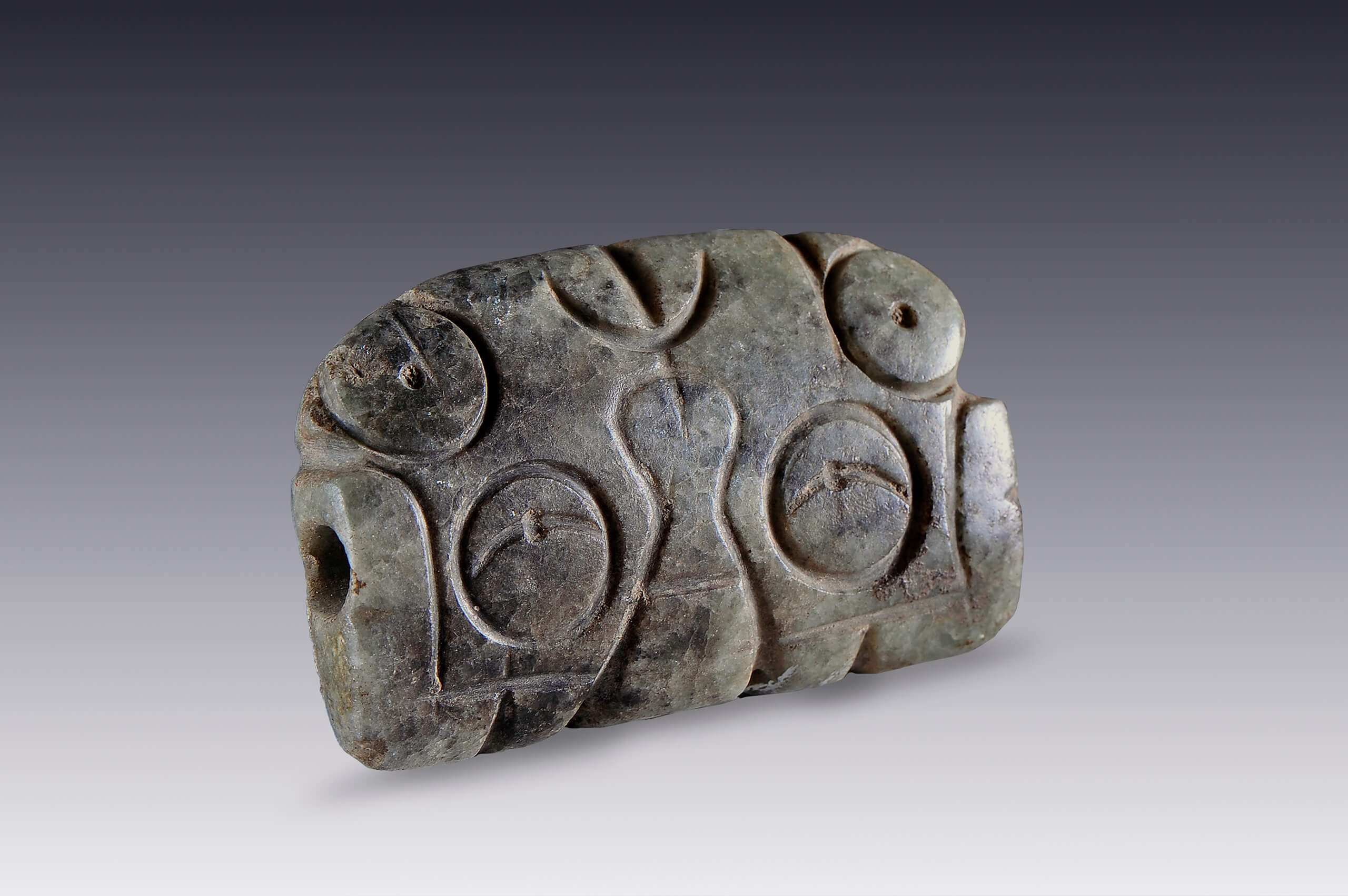 Pendiente de piedra esgrafiada | El México antiguo. Salas de Arte Prehispánico | Museo Amparo, Puebla