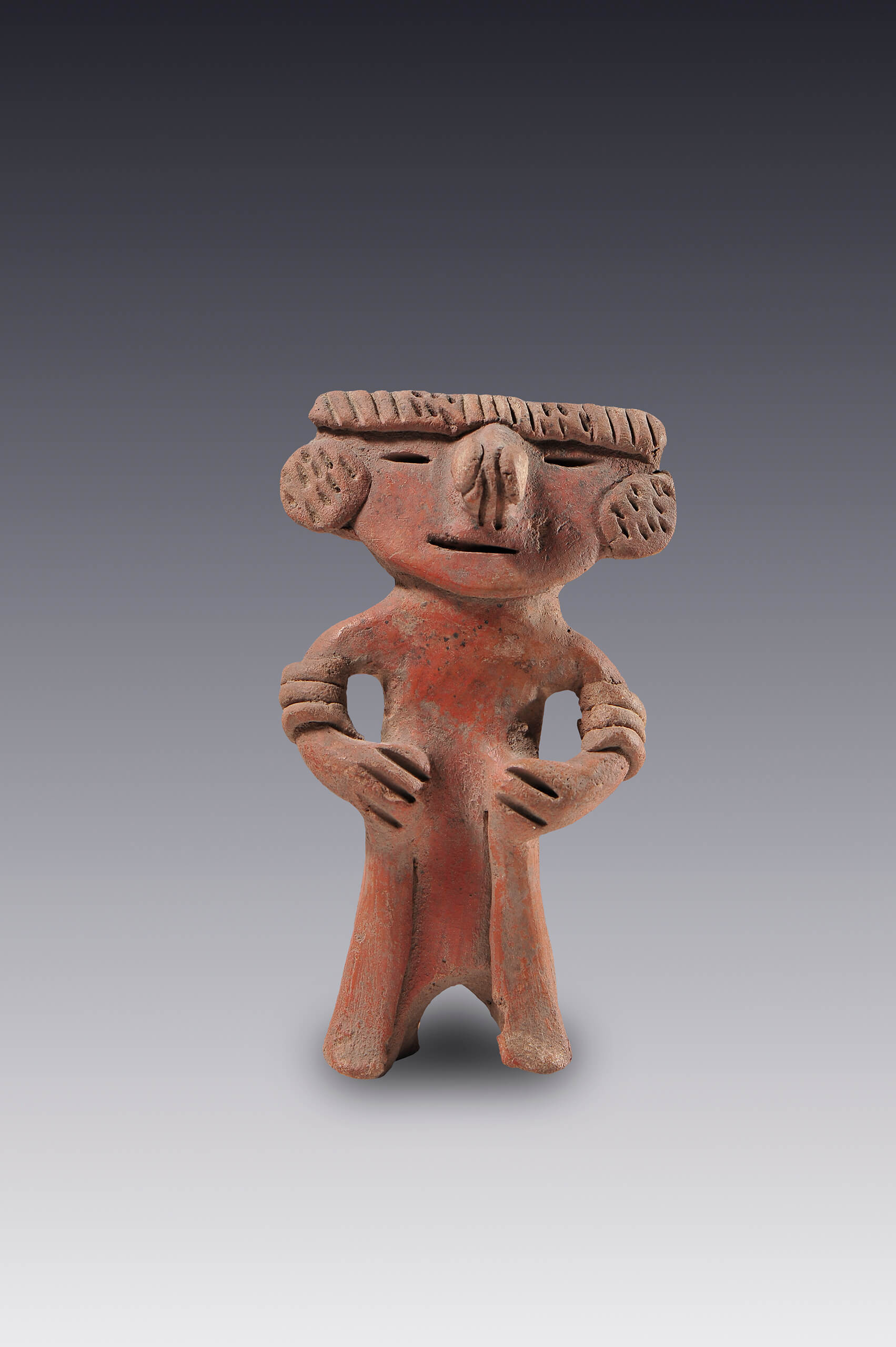 Hombres de rostro plano con nariz y nariguera sobresalientes | El México antiguo. Salas de Arte Prehispánico | Museo Amparo, Puebla