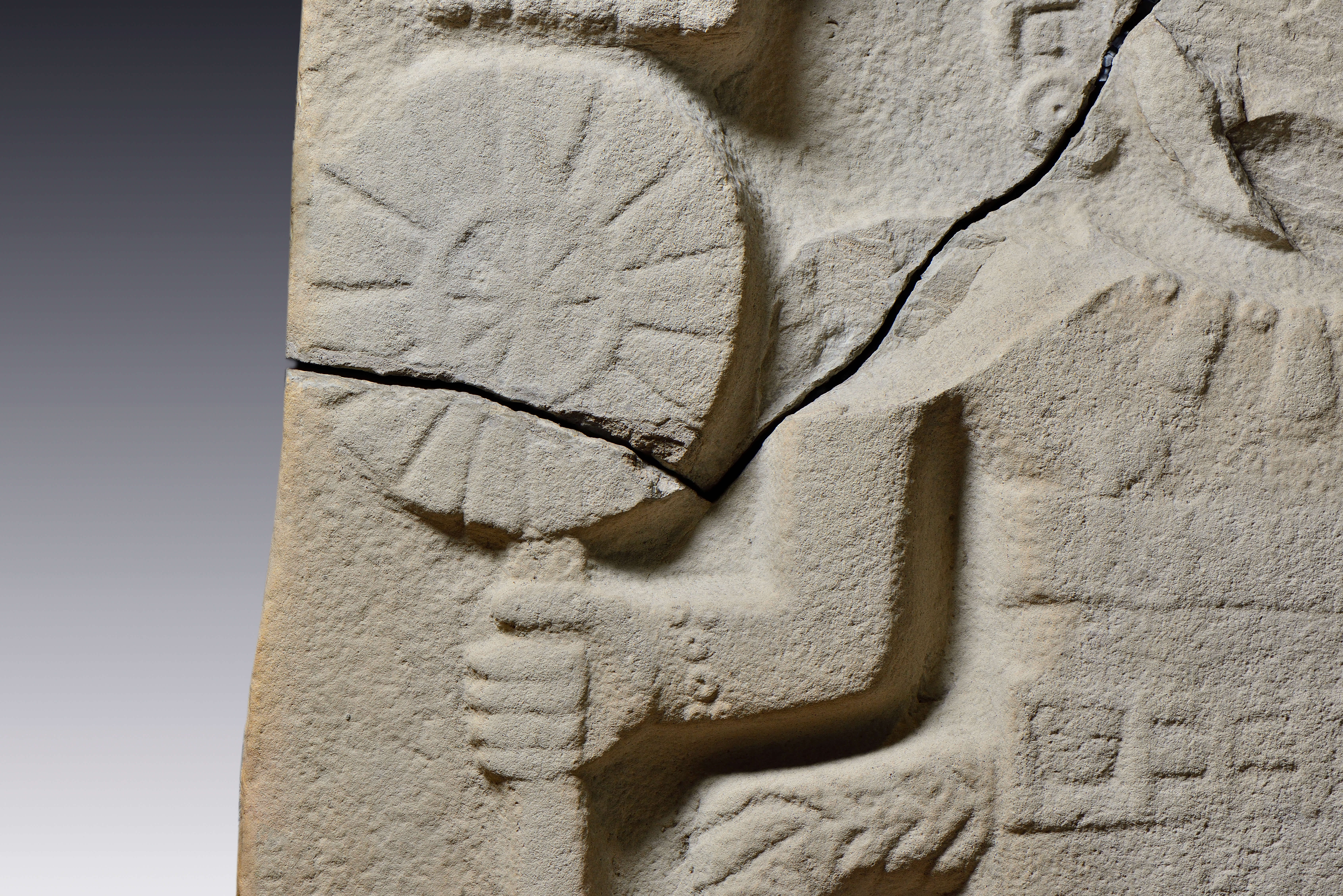 Estela de un gobernante | Divinos Señores de la Montaña. La Sierra Norte de Puebla en tiempos de El Tajín | Museo Amparo, Puebla