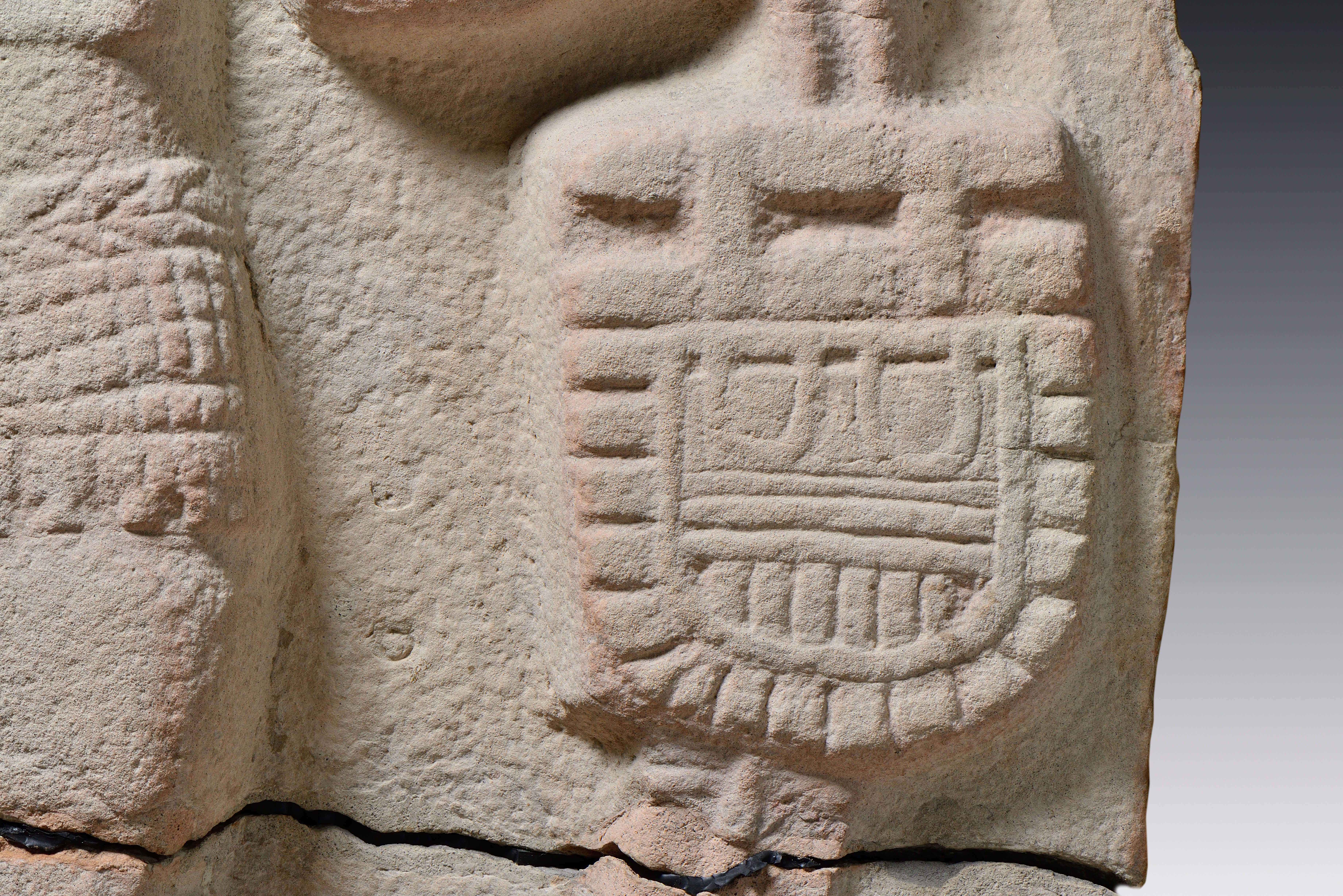 Estela de un gobernante | Divinos Señores de la Montaña. La Sierra Norte de Puebla en tiempos de El Tajín | Museo Amparo, Puebla