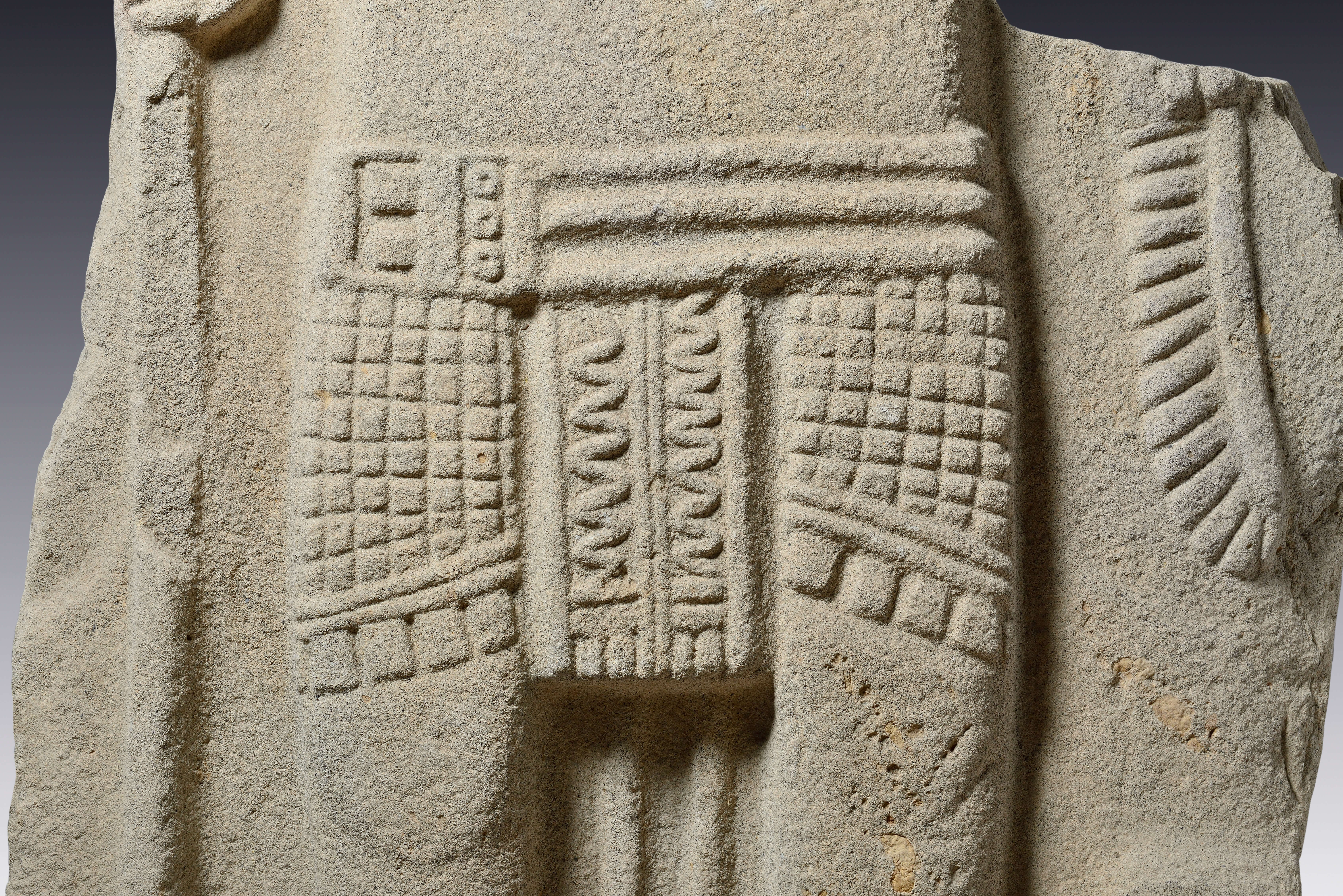 Estela con representación de gobernante | Divinos Señores de la Montaña. La Sierra Norte de Puebla en tiempos de El Tajín | Museo Amparo, Puebla