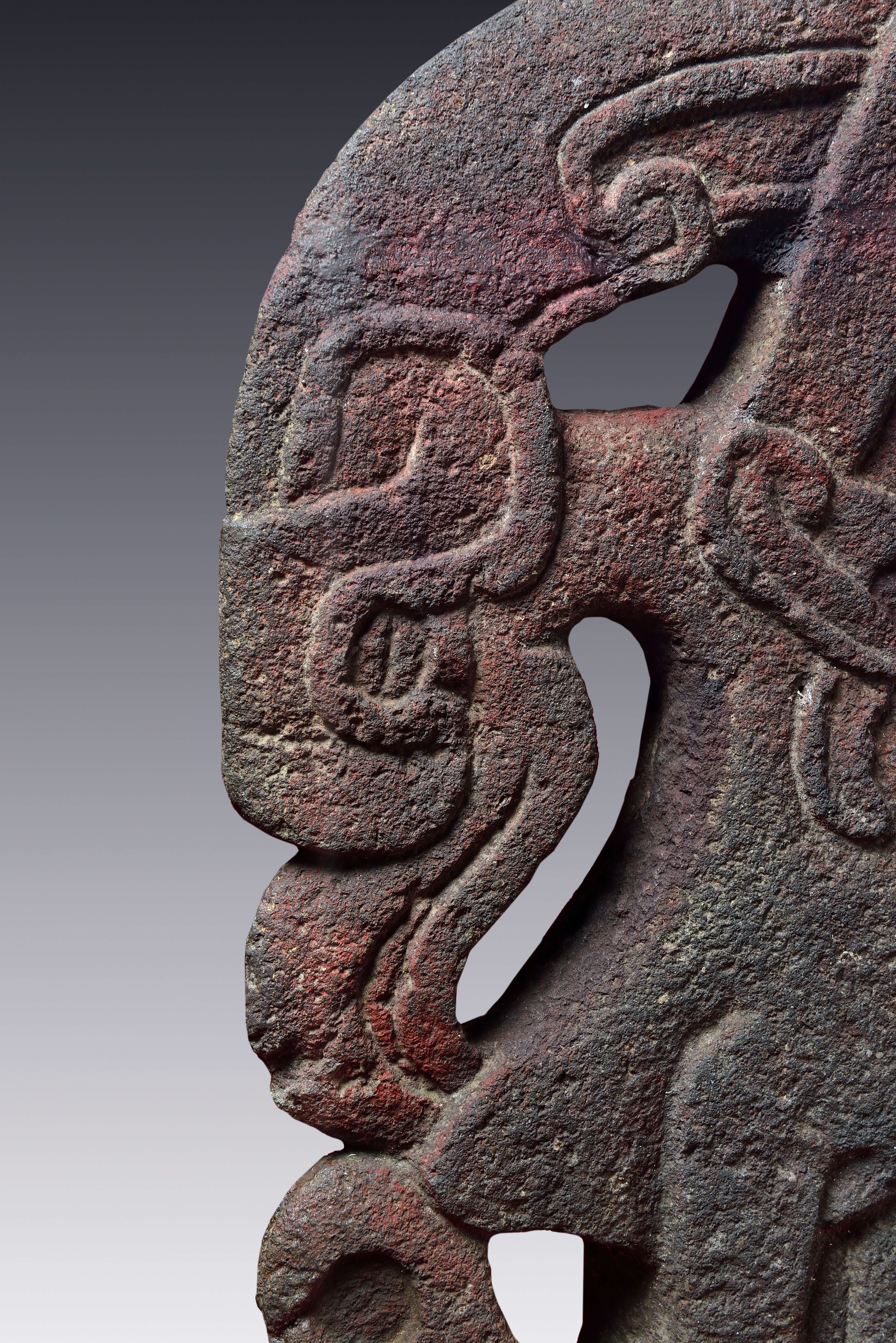 Hacha tallada en basalto | Divinos Señores de la Montaña. La Sierra Norte de Puebla en tiempos de El Tajín | Museo Amparo, Puebla