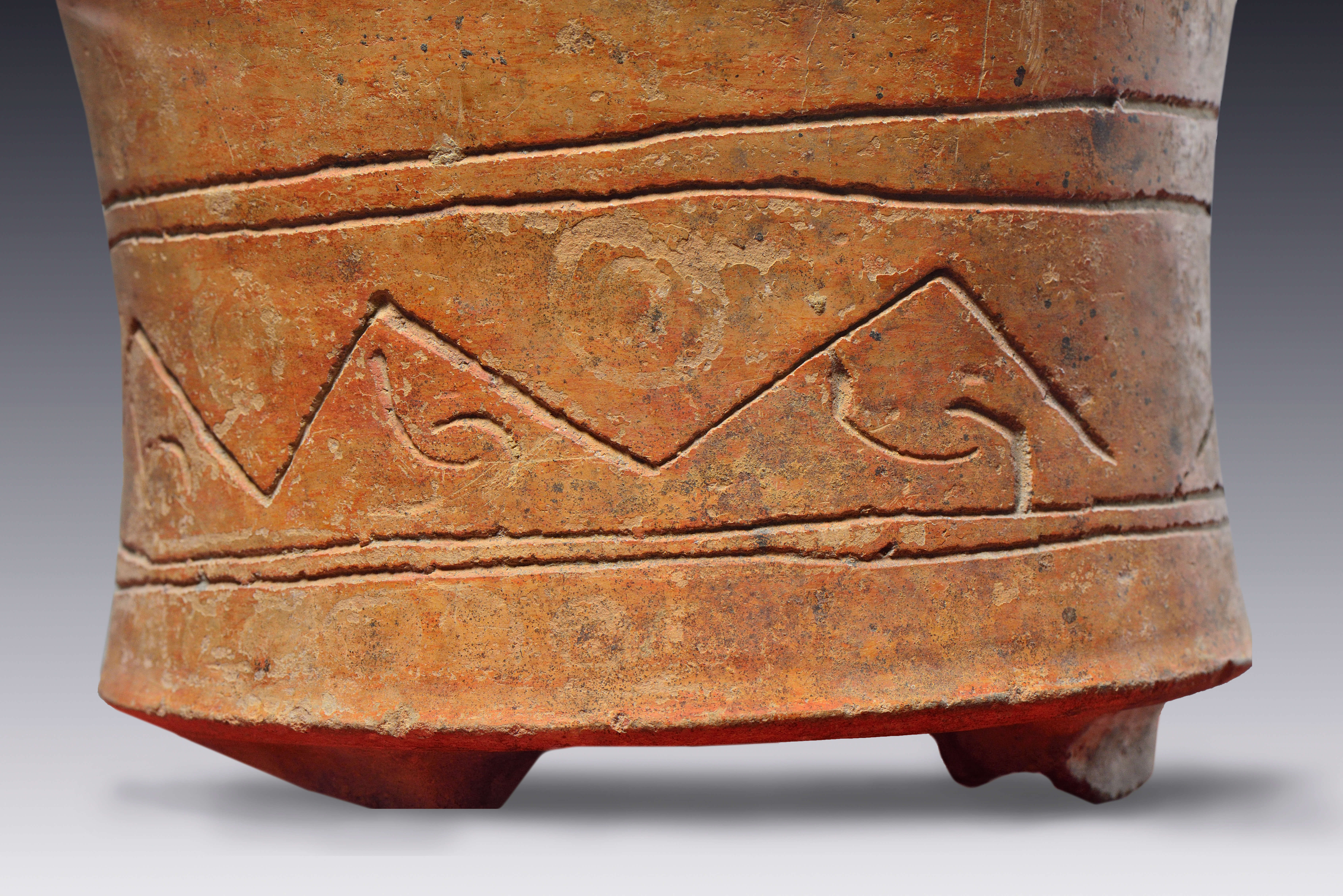 Vaso trípode | Divinos Señores de la Montaña. La Sierra Norte de Puebla en tiempos de El Tajín | Museo Amparo, Puebla