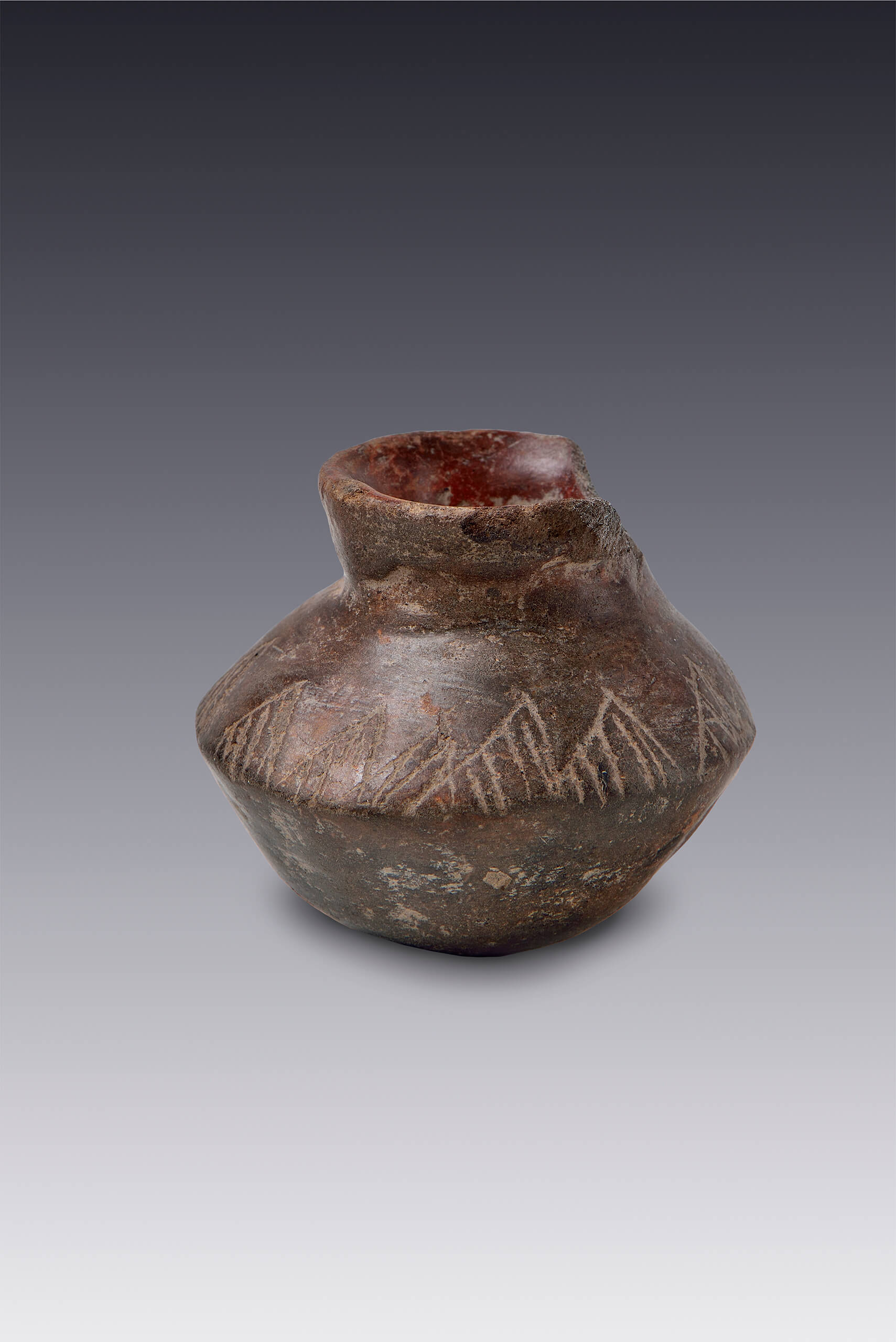 Vasija con la forma de dos conos yuxtapuestos en su base | El México antiguo. Salas de Arte Prehispánico | Museo Amparo, Puebla