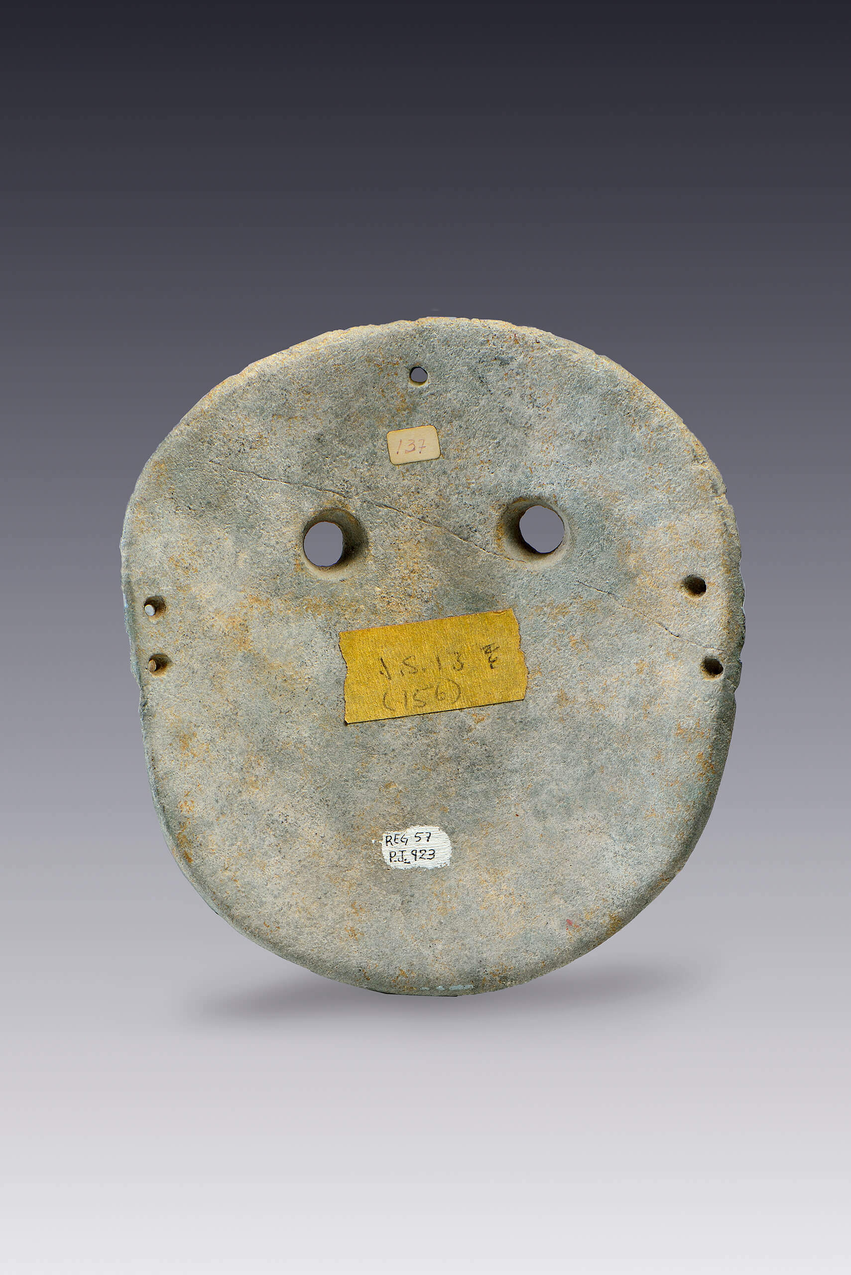 Máscara antropomorfa con rasgos abstractos | Vislumbres de la bóveda. Selección de piezas prehispánicas en resguardo | Museo Amparo, Puebla