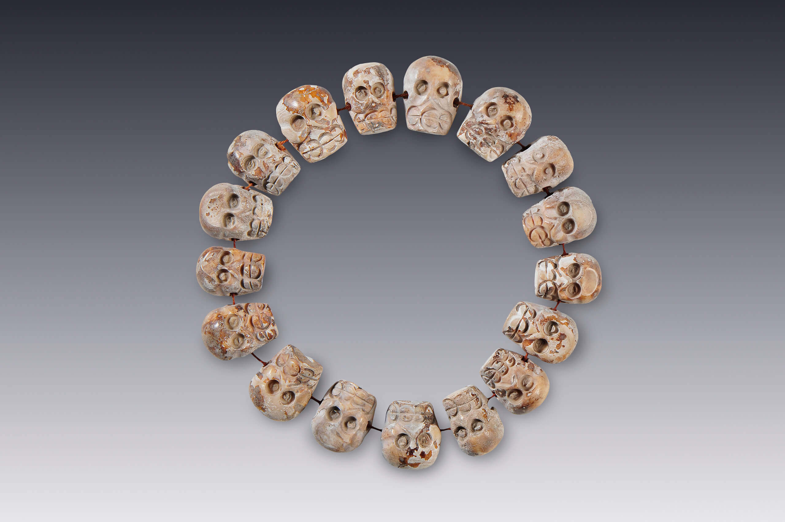 Collar de cráneos | El amanecer de las formas | Museo Amparo, Puebla