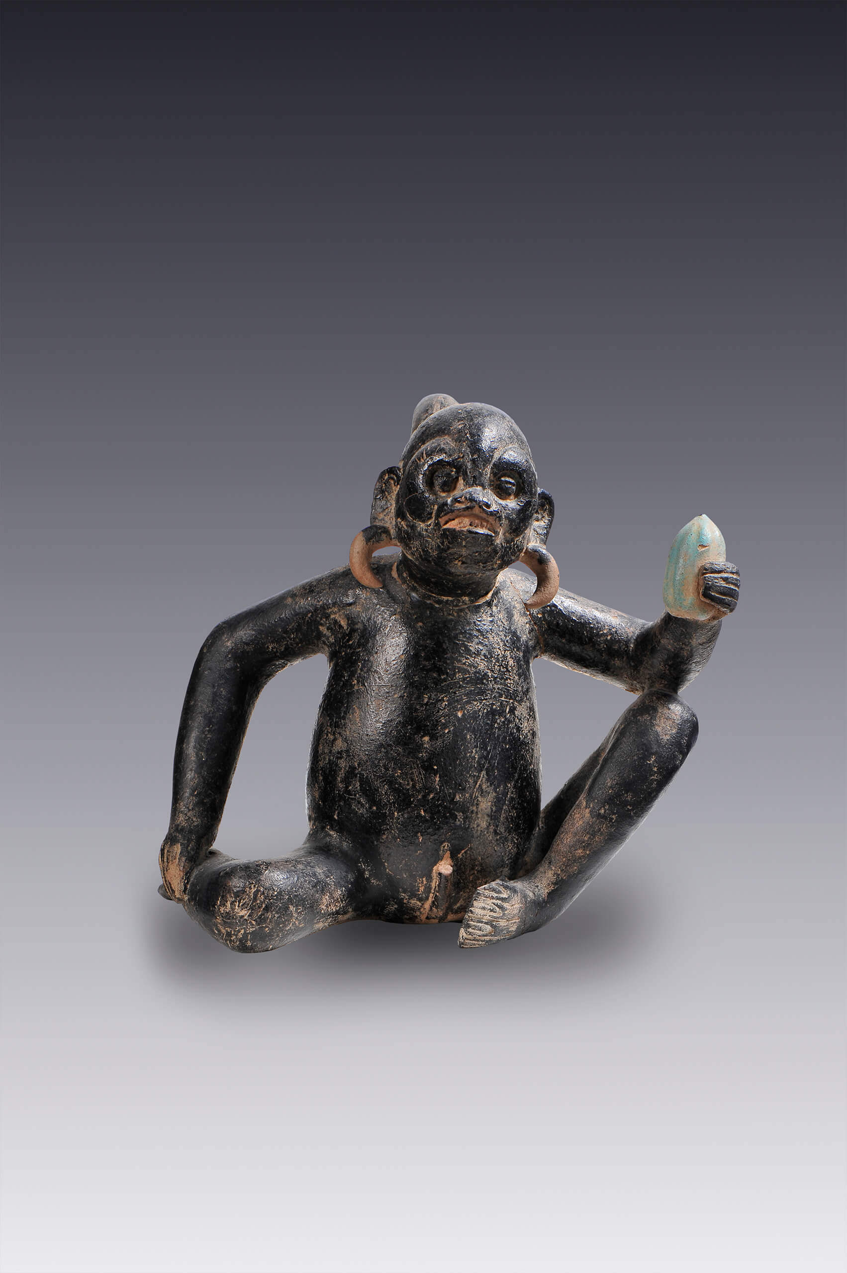 Mono con vaina de cacao | El amanecer de las formas | Museo Amparo, Puebla