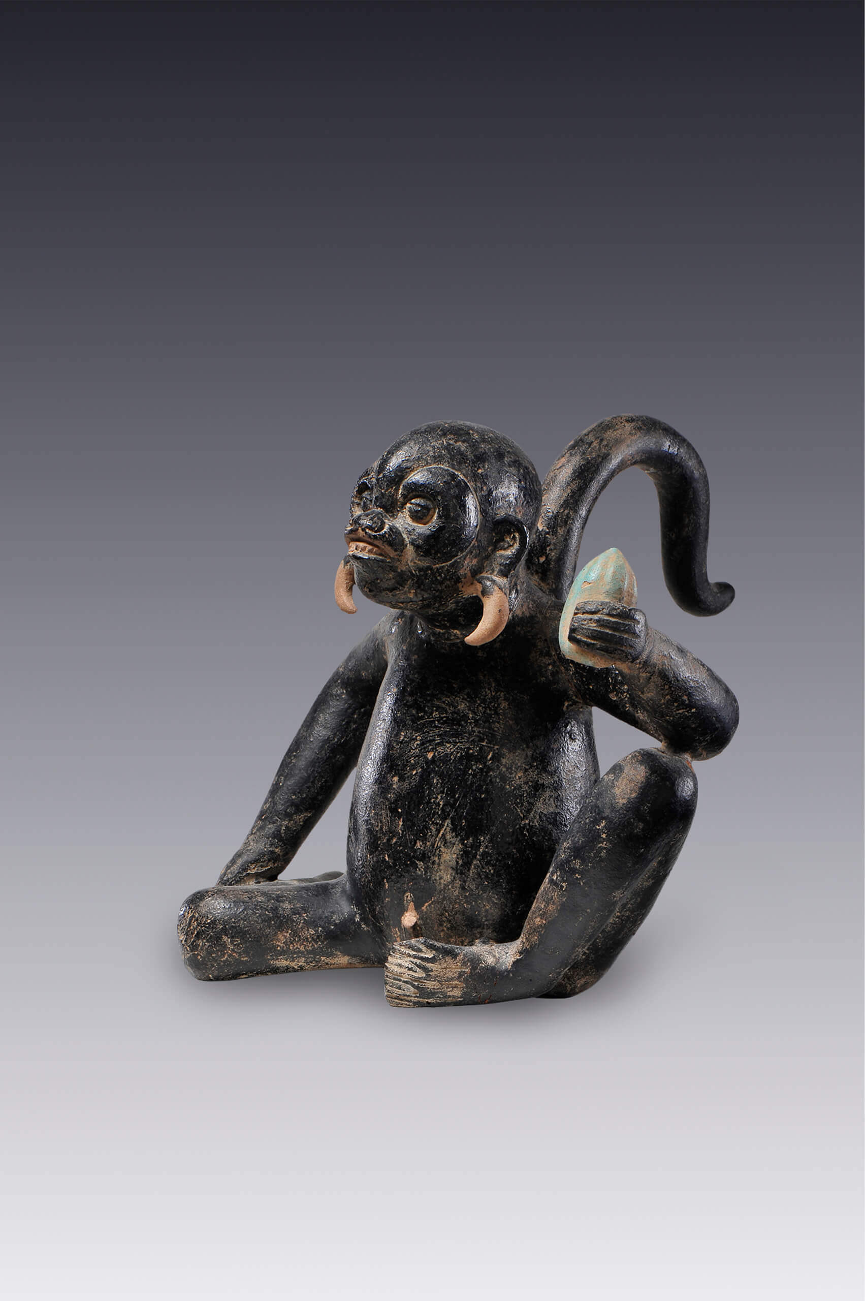 Mono con vaina de cacao | El amanecer de las formas | Museo Amparo, Puebla