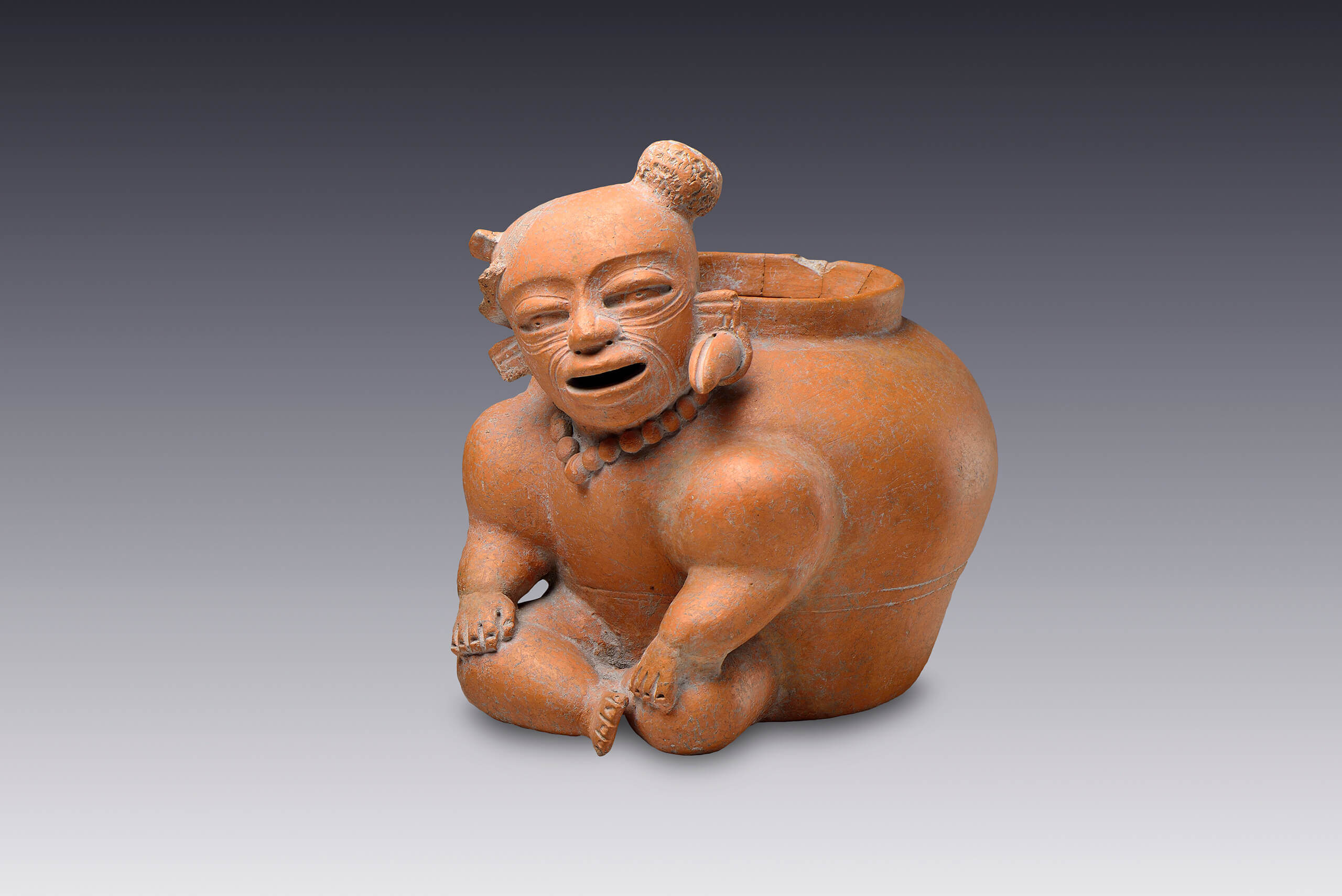 Vasija con la figura integrada de un hombre sentado | El amanecer de las formas | Museo Amparo, Puebla