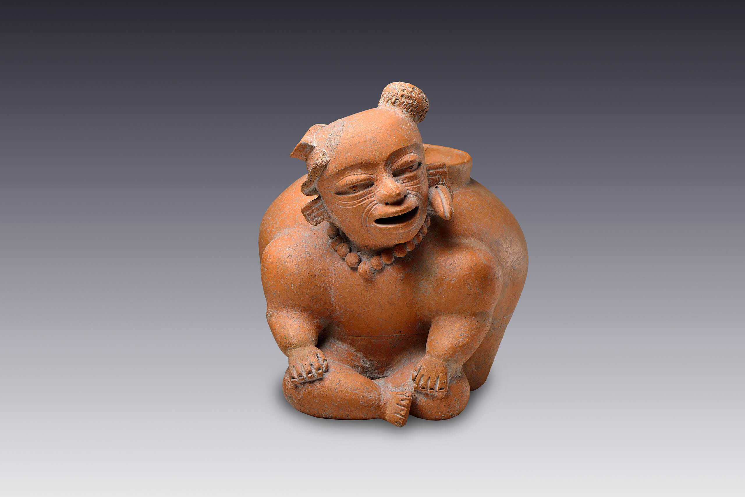 Vasija con la figura integrada de un hombre sentado | El amanecer de las formas | Museo Amparo, Puebla