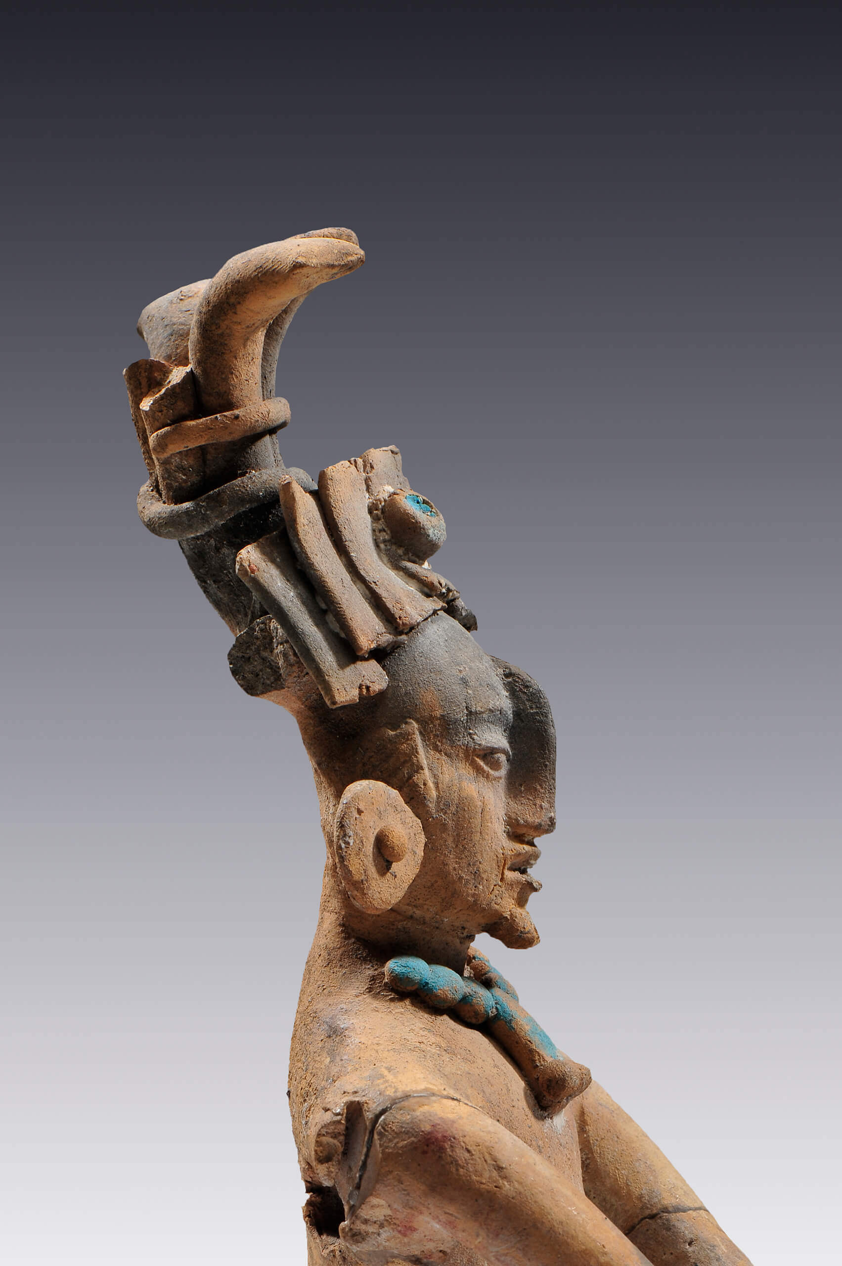 Hombre de pie con los brazos cruzados | El amanecer de las formas | Museo Amparo, Puebla
