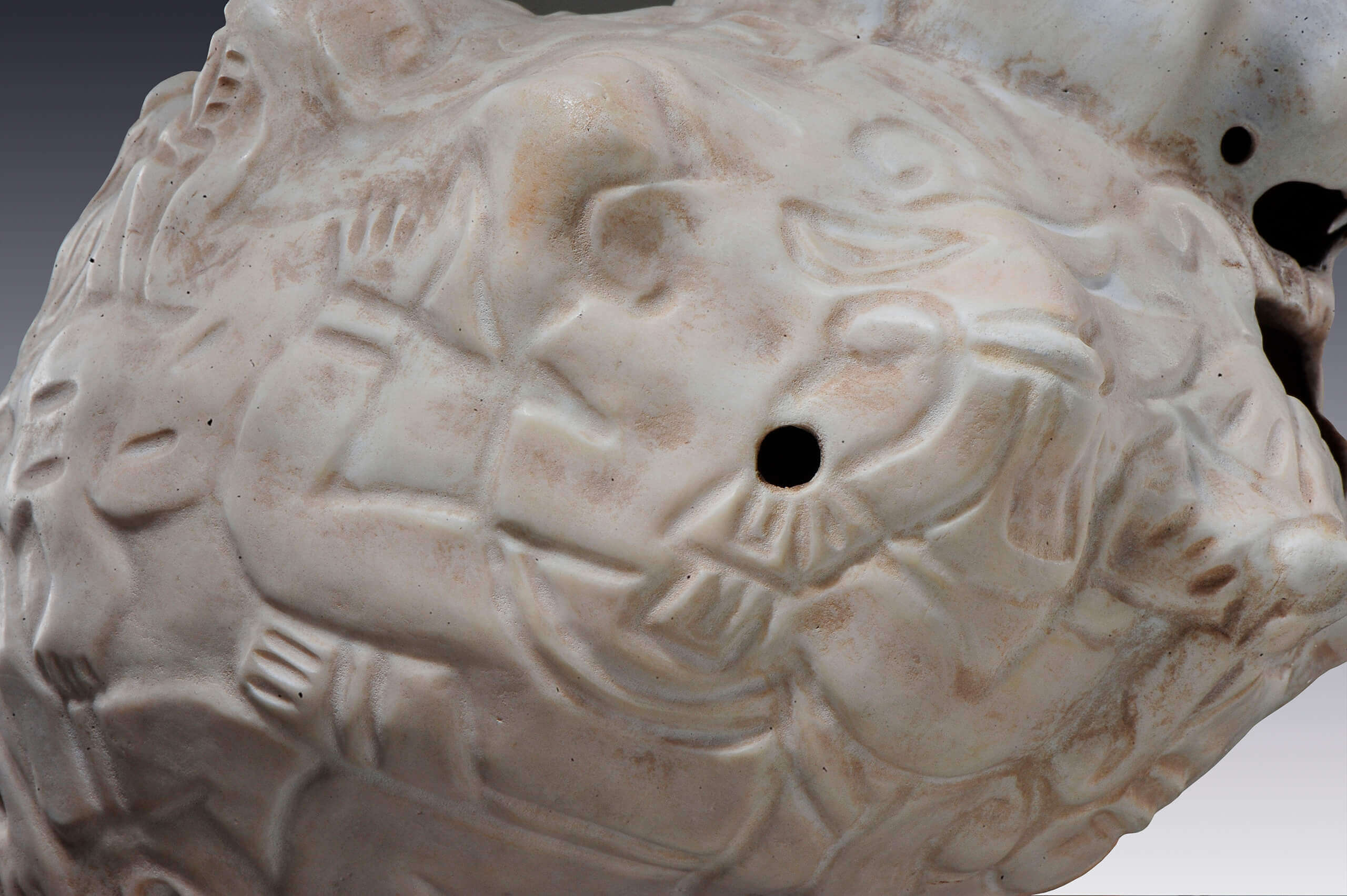 Trompeta de caracol con escena de combate | El amanecer de las formas | Museo Amparo, Puebla